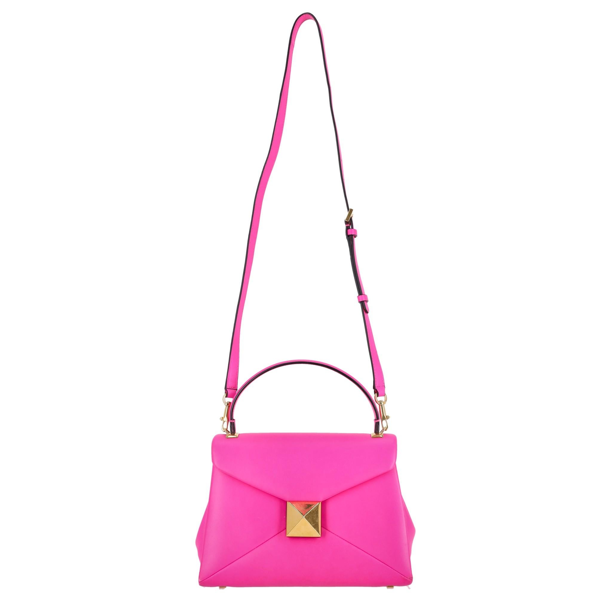 Bolso cruzado/de asa superior de piel Valentino One Stud Small

Bolso rosa fucsia confeccionado en piel de cordero y adornado con el cierre de tachuelas piramidales doradas característico de la marca.

Con asa superior de piel y bandolera ajustable