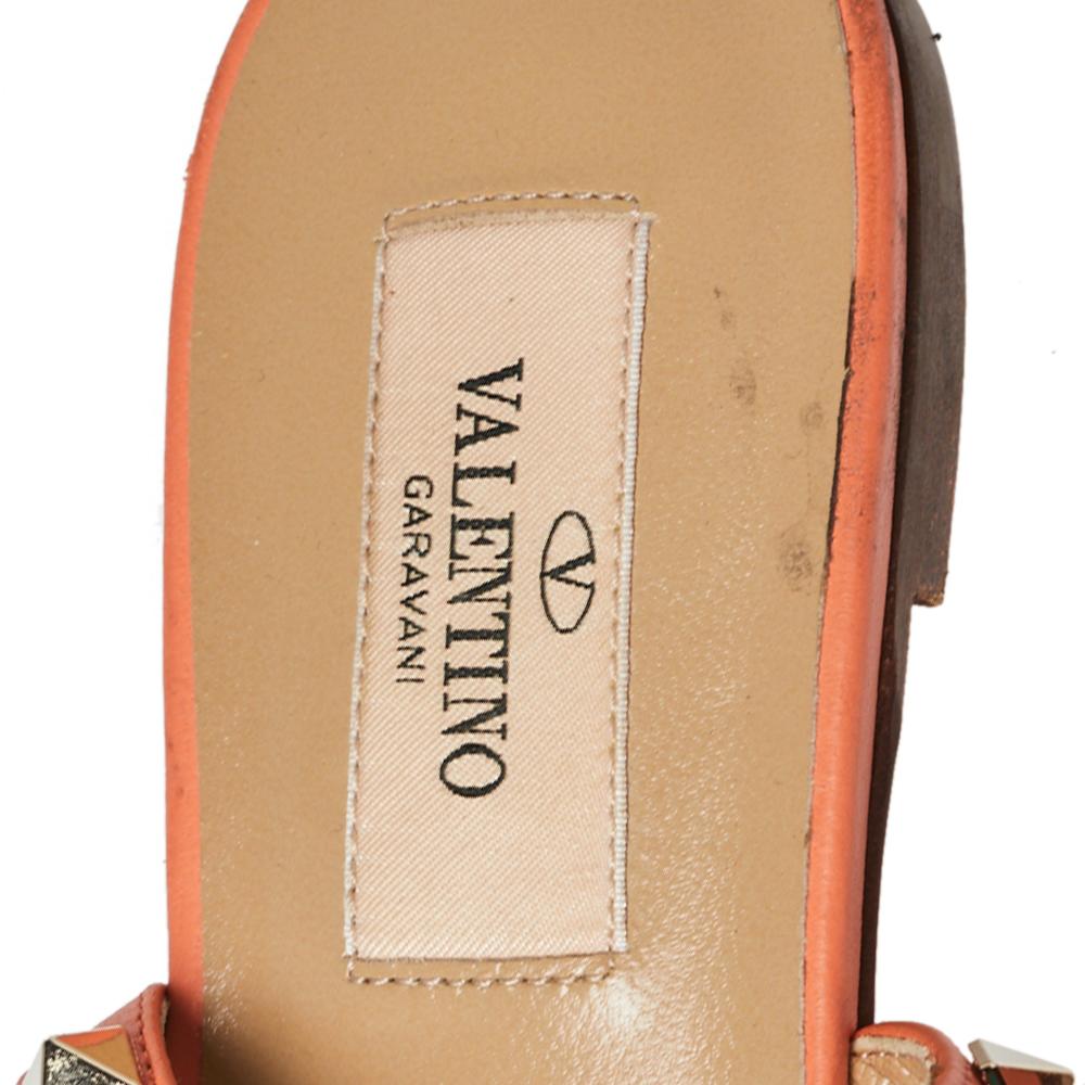Valentino Orange Leather Rockstud Thong Flat Sandals Size 37 In Good Condition In Dubai, Al Qouz 2