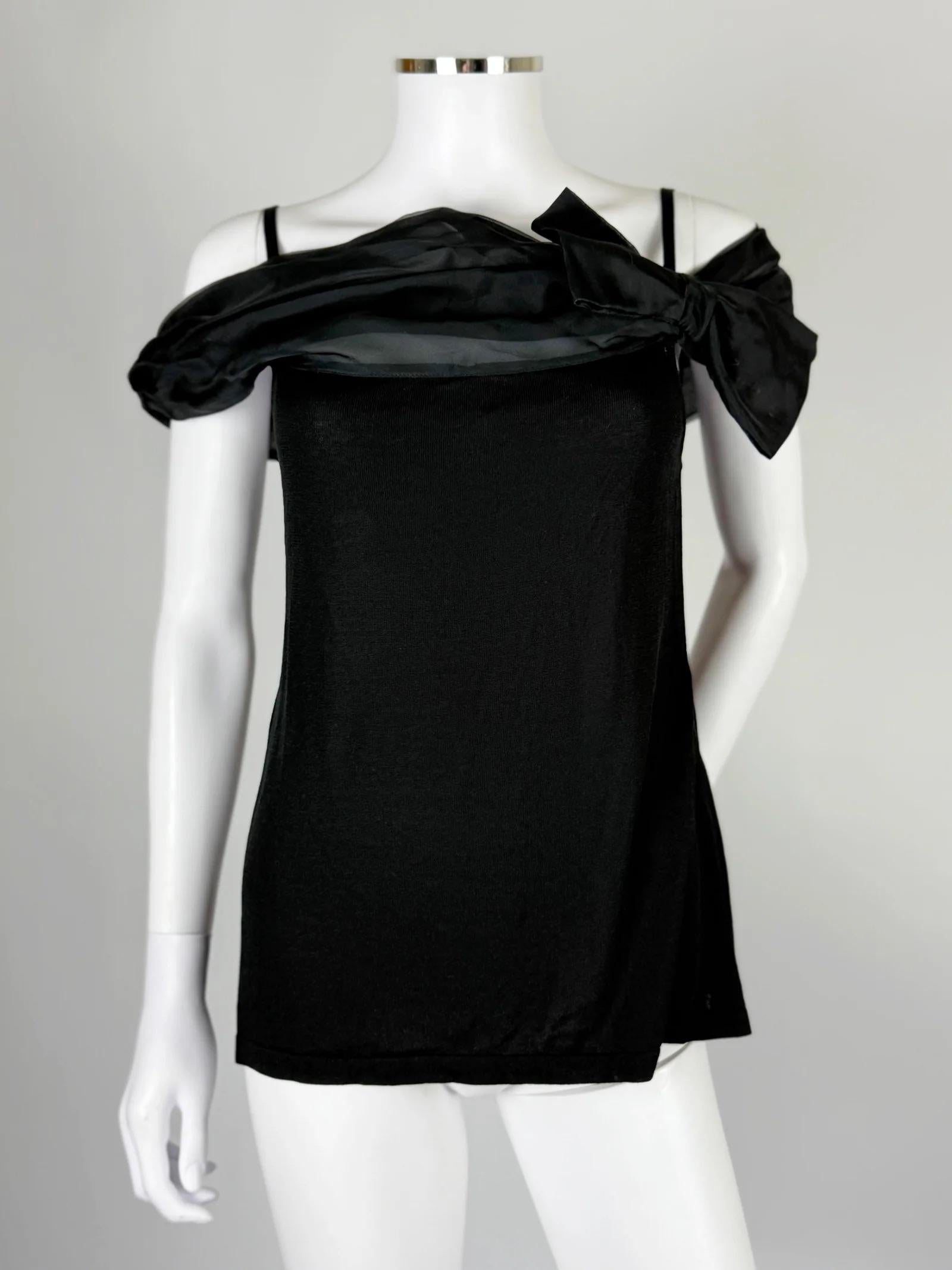 Top in maglia nera di Valentino con fiocco in organza di seta, Primavera Estate 2008
Tessuto elasticizzato in misto cotone e viscosa, con due spalline sottili e uno strato di organza di seta che si trova fuori dalla spalla con un fiocco decorativo