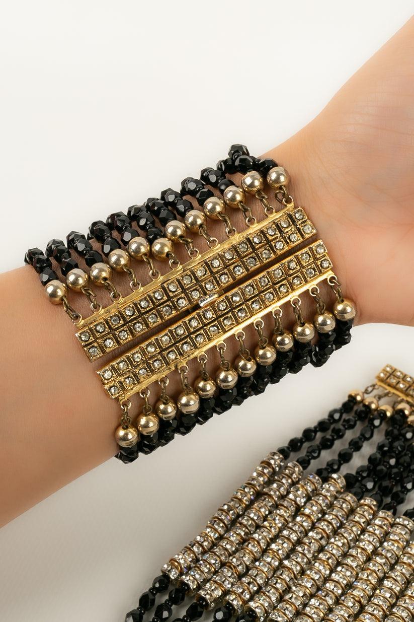 Valentino - Pair of bracelets in gold-plated metal, black pearls, and rhinestone rings. Unsigned jewelry from a défilé.

Additional information:
Condition: Very good condition
Dimensions: Length: 17 cm

Seller Reference: BRA182