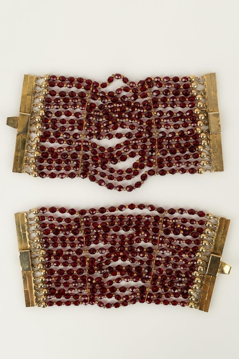 Valentino - Pair of bracelets in gold-plated metal, red pearls, and red rhinestones. Unsigned jewelry from a défilé.

Additional information:
Condition: Very good condition
Dimensions: Length: 17 cm

Seller Reference: BRA183