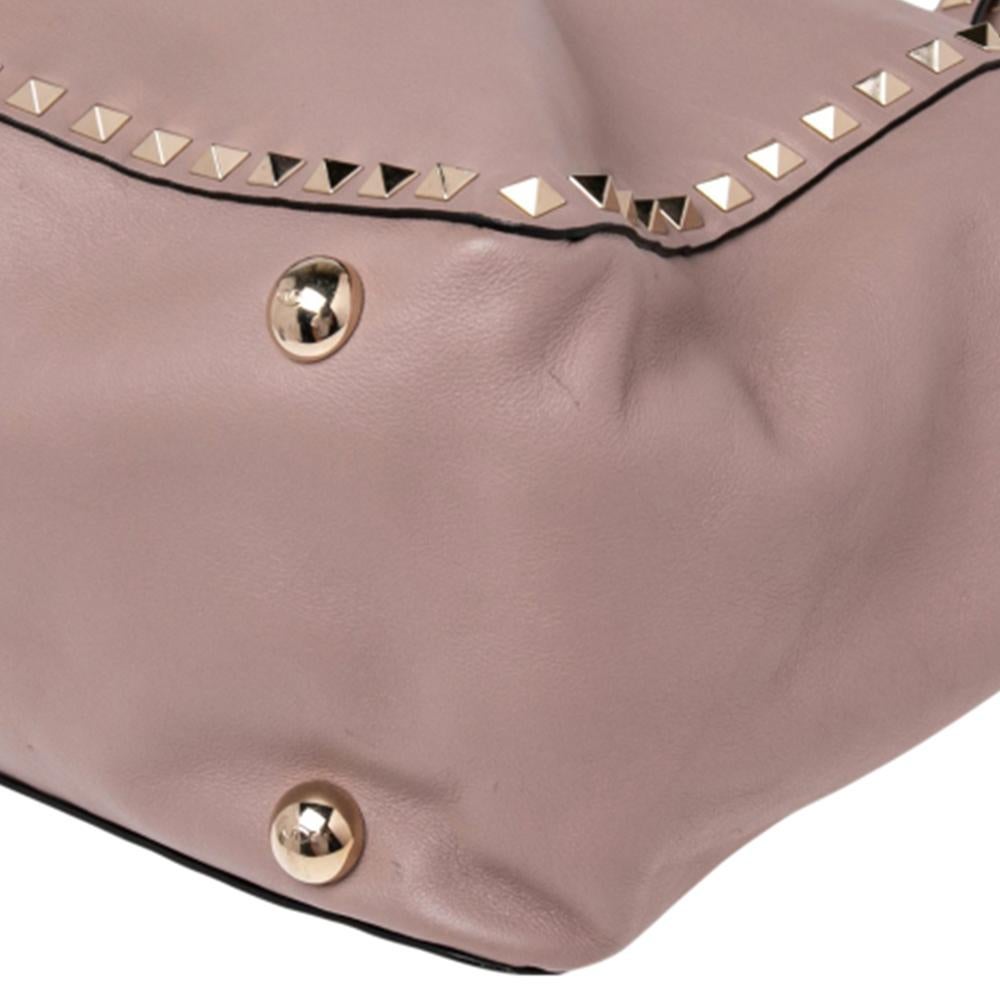 Valentino Pale Pink Leather Medium Rockstud Tote In Good Condition In Dubai, Al Qouz 2