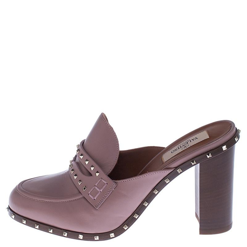 How can one not be in awe by just looking at this luxe pair from Valentino! The pale pink leather shoes are well-crafted, and they are beautified with penny keeper straps and Rockstud detailing all over. Comfortable insoles and high block heels