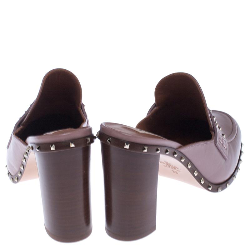 Valentino Pale Pink Leather Rockstud Penny Loafer Mules Size 38 In New Condition In Dubai, Al Qouz 2