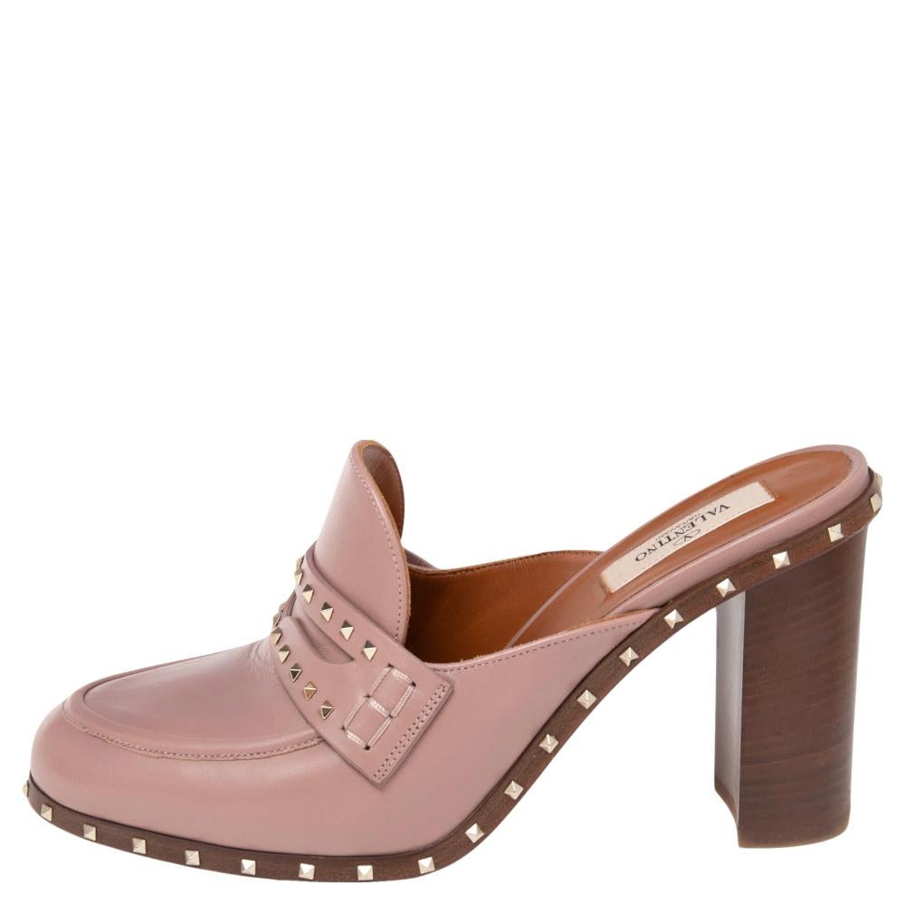 The Rockstud collection from Valentino is one of the most admired and significant creations of the brand. These Rockstud mules are here to enchant everyone with their beauty. Their exterior comprises of pale-pink leather with the iconic Rockstuds