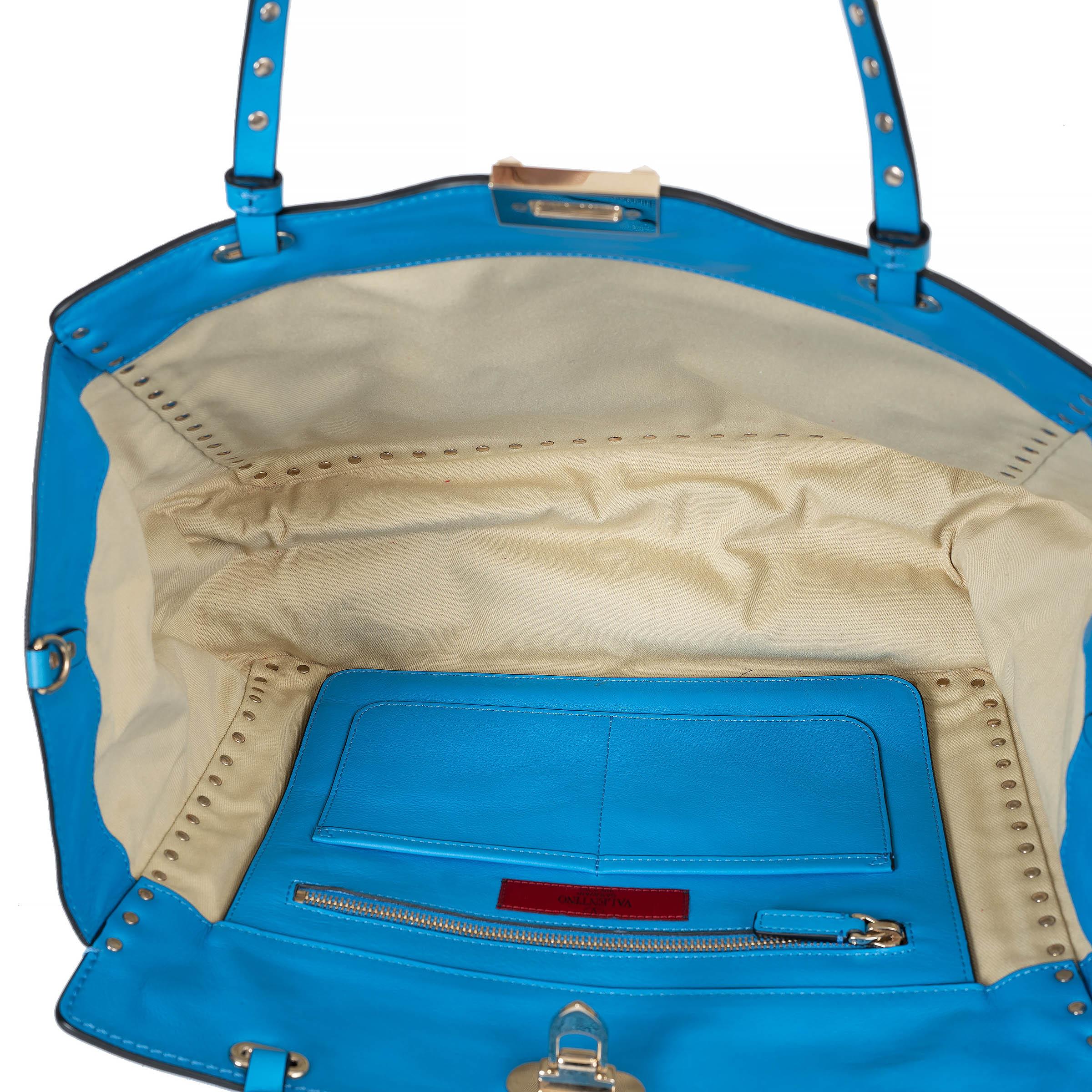VALENTINO Papageiblaue Tragetasche aus Leder ROCKSTUD MEDIUM im Zustand „Relativ gut“ im Angebot in Zürich, CH