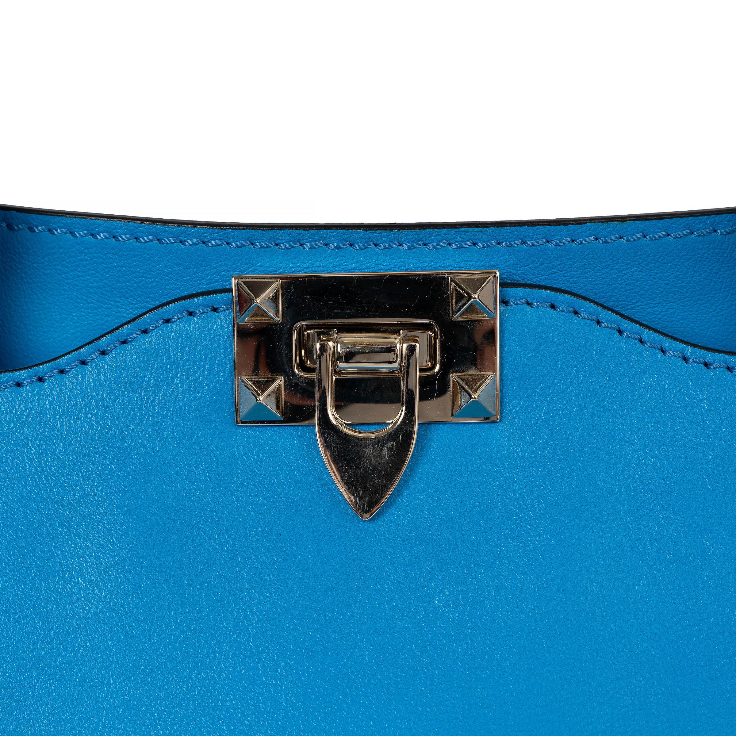VALENTINO Papageiblaue Tragetasche aus Leder ROCKSTUD MEDIUM Damen im Angebot