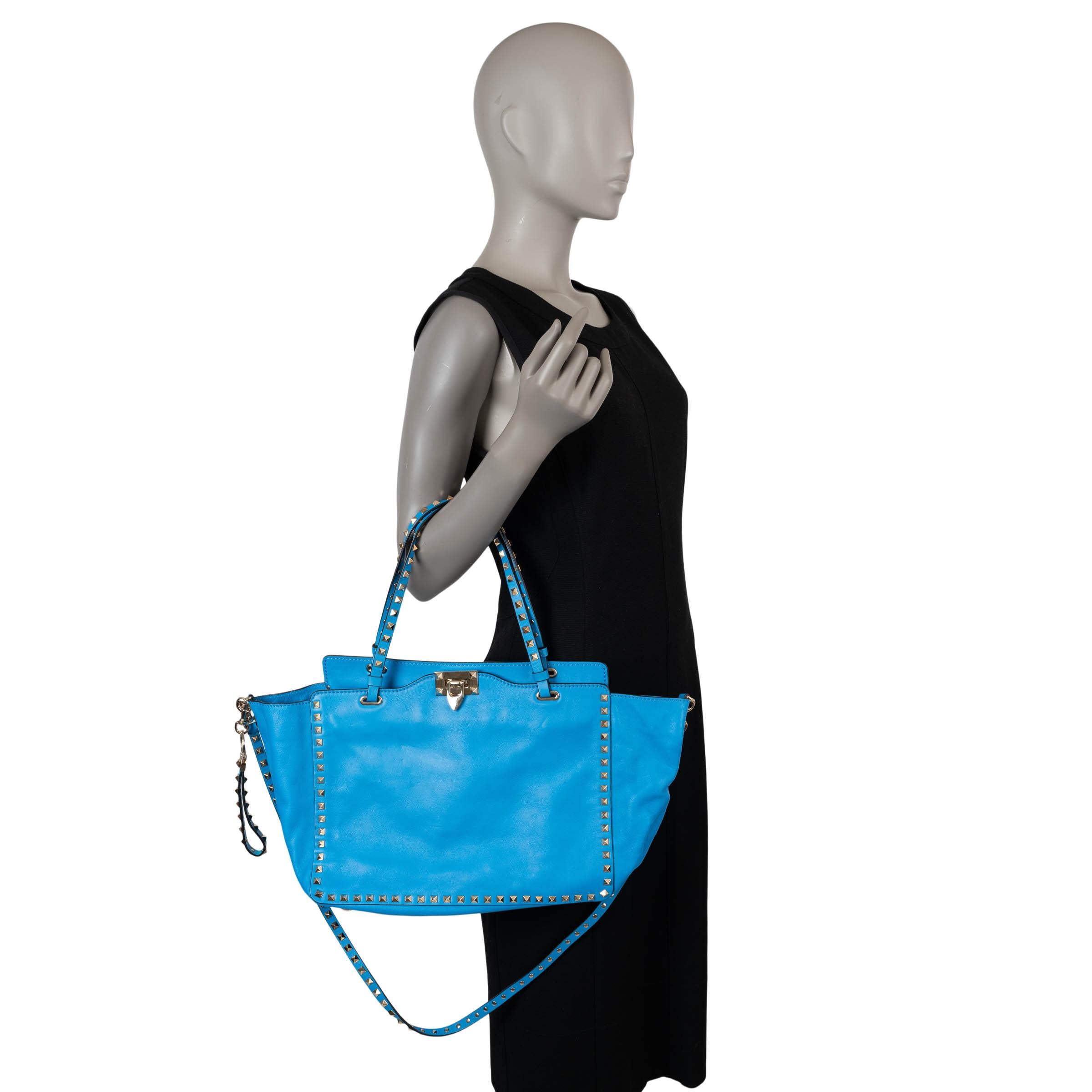 VALENTINO Papageiblaue Tragetasche aus Leder ROCKSTUD MEDIUM im Angebot 4