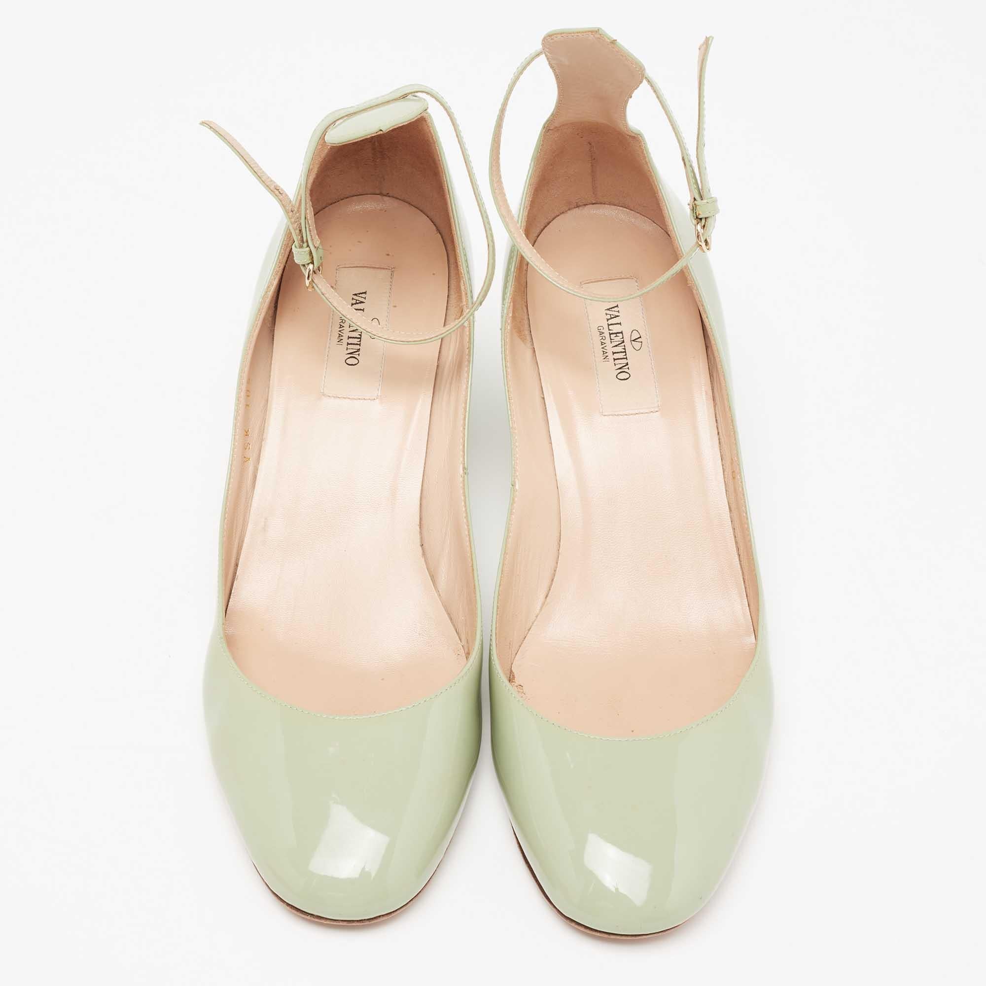 These Valentino pumps exude a refined style and sophisticated vibe with their minimal design. Crafted from patent leather, they have covered toes and buckled ankle fastening. These beauties are finished off with block heels and comfortable