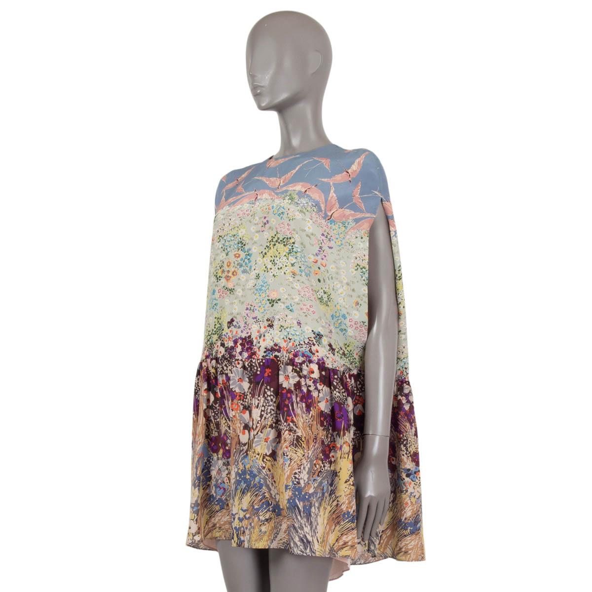VALENTINO pastel silk 2016 LANDSCAPE CREPE CAPE Dress 42 M In Excellent Condition For Sale In Zürich, CH