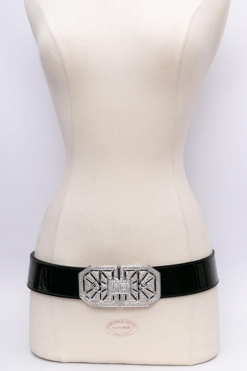 Valentino Garavani - Black patent leather belt adorned with a silver plated buckle paved with rhinestones.

Additional information: 
Dimensions: Length: 83 cm (32.68 in) to 98 cm (38.58 in),
Width: 4.6 cm (1.81 in)
Condition: Very good