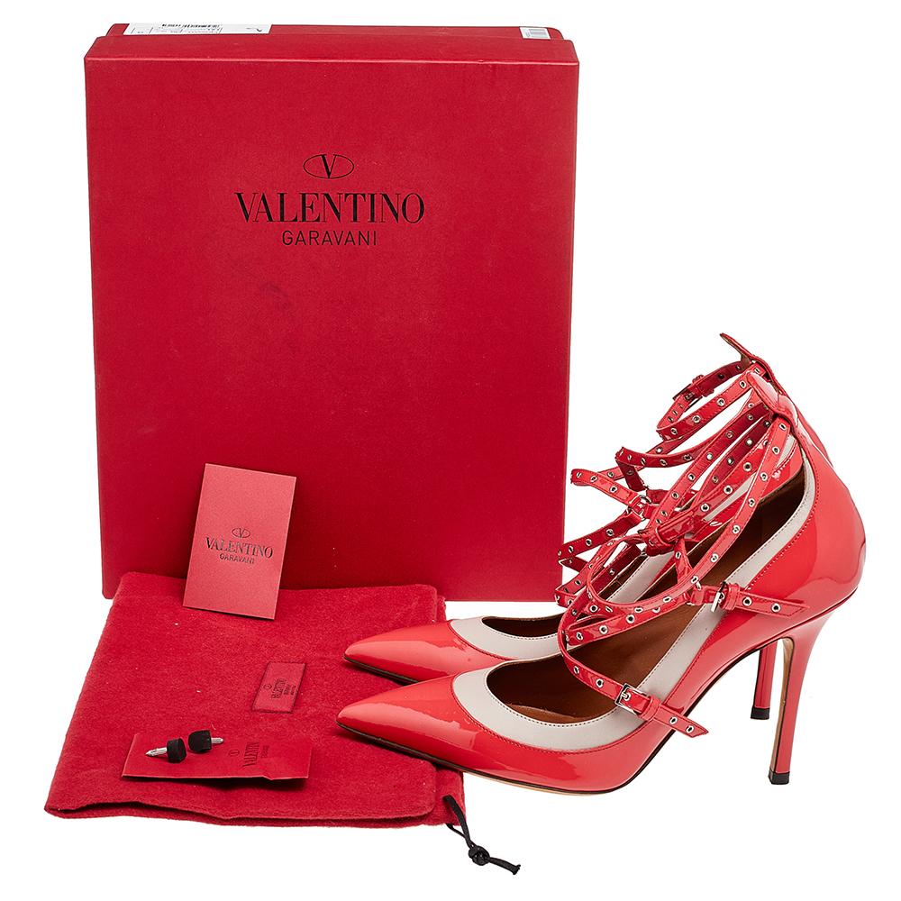 Exuding a smart look and a chic style, these Valentino Love Latch sandals are a worthy closet investment. They are made of patent leather with contrasting trims and are adorned with crisscross straps featuring silver-tone eyelets. Complete with