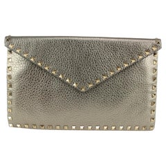 Valentino - Pochette enveloppe Rockstud en cuir de veau étain 1123v39