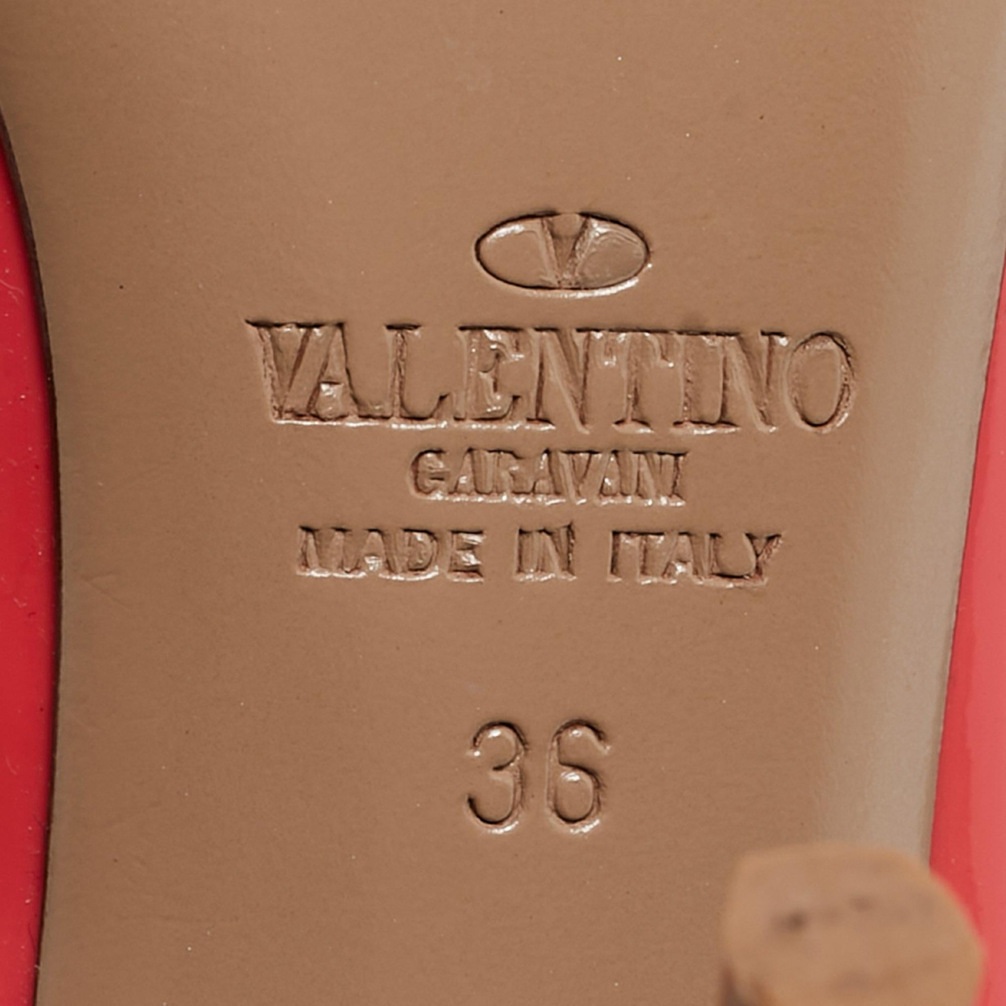 Valentino Rosa/Beige Lack und Leder Rockstud Pumps mit Nieten Größe 36 im Angebot 1