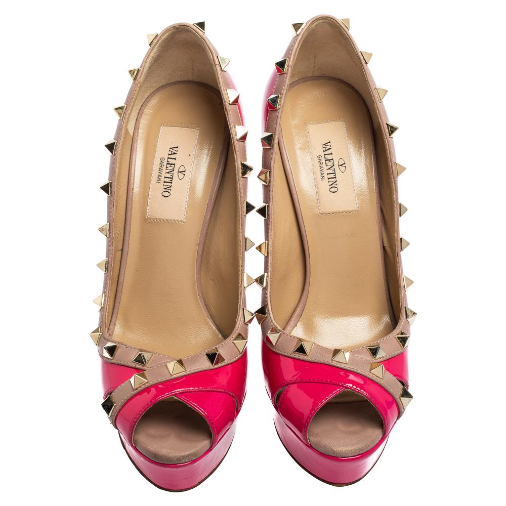 Wenn man an Valentino denkt, kommen einem drei Worte in den Sinn: luxuriös, kühn und ikonisch. Diese wunderschönen Schuhe sind aus erstklassigen Materialien gefertigt, und die schlanke Silhouette ist mit sorgfältig platzierten Rockstuds verziert.