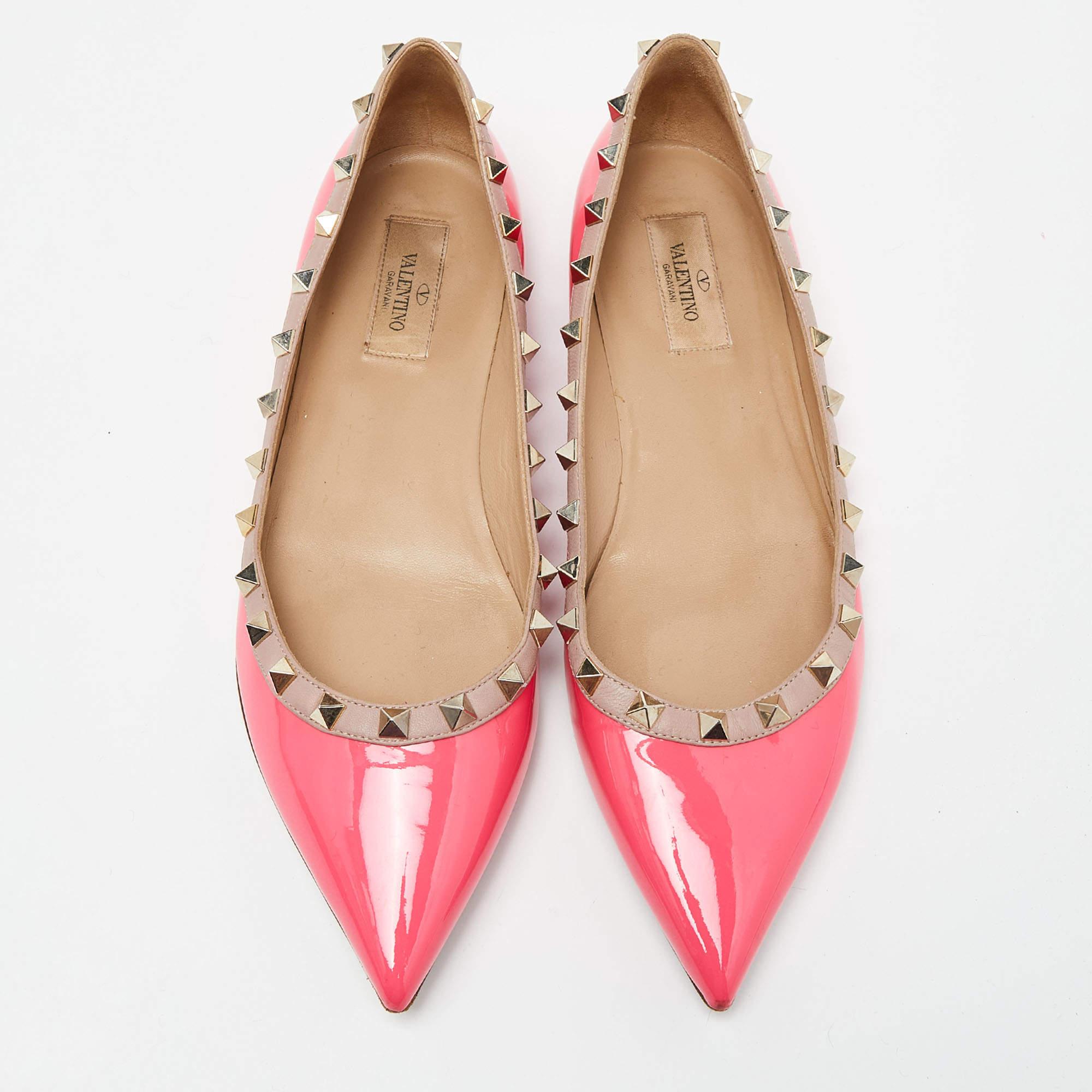 Valentino's ballet flats are simple and stylish exuding a blend of luxury and comfort. Crafted from patent leather and styled with a Rockstud trim on the topline, these flats with pointed toes, can be worn with almost anything for a polished