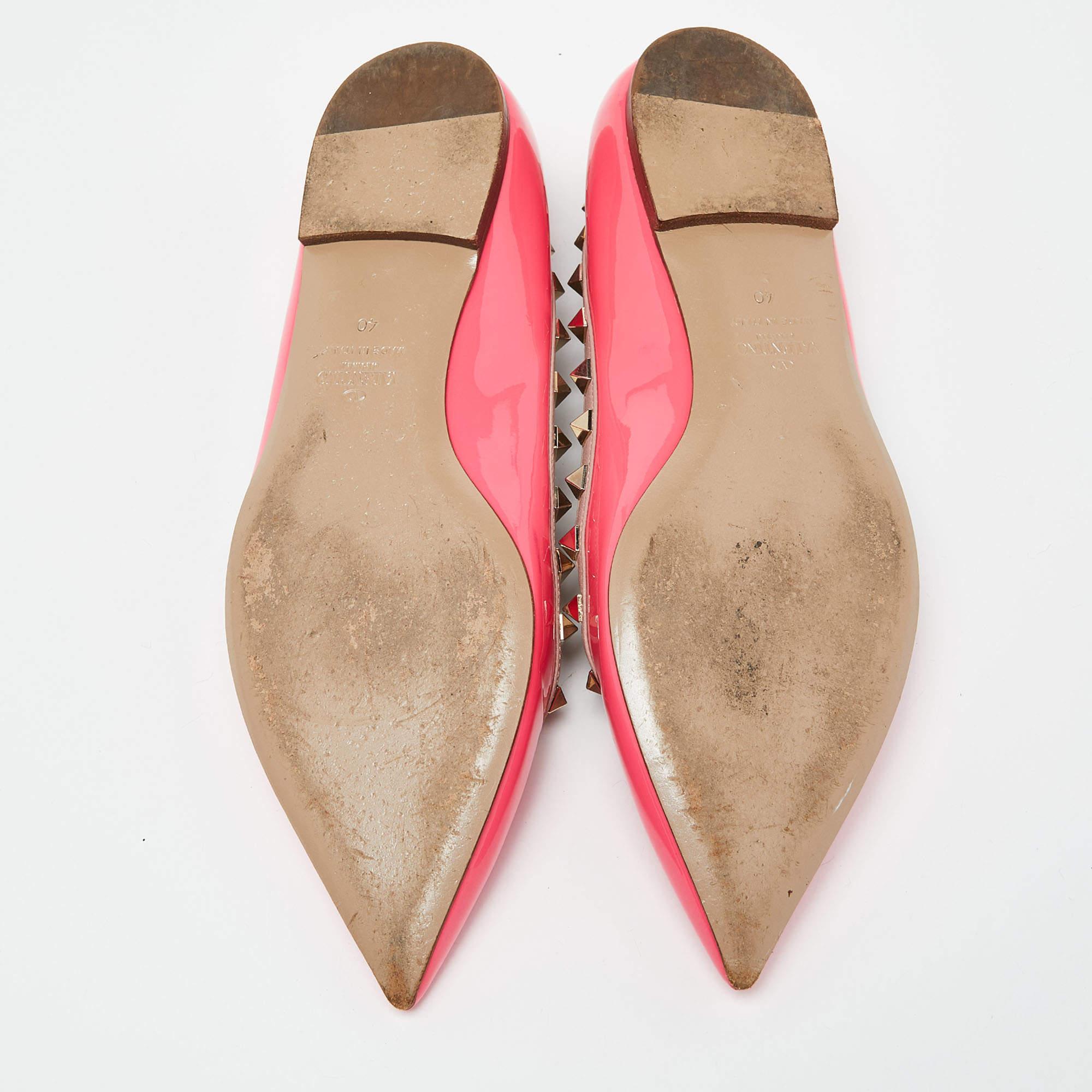 Valentino Pink/Beige Patent Leather Rockstud Pointed Toe Ballet Flats Size 40 In Good Condition For Sale In Dubai, Al Qouz 2