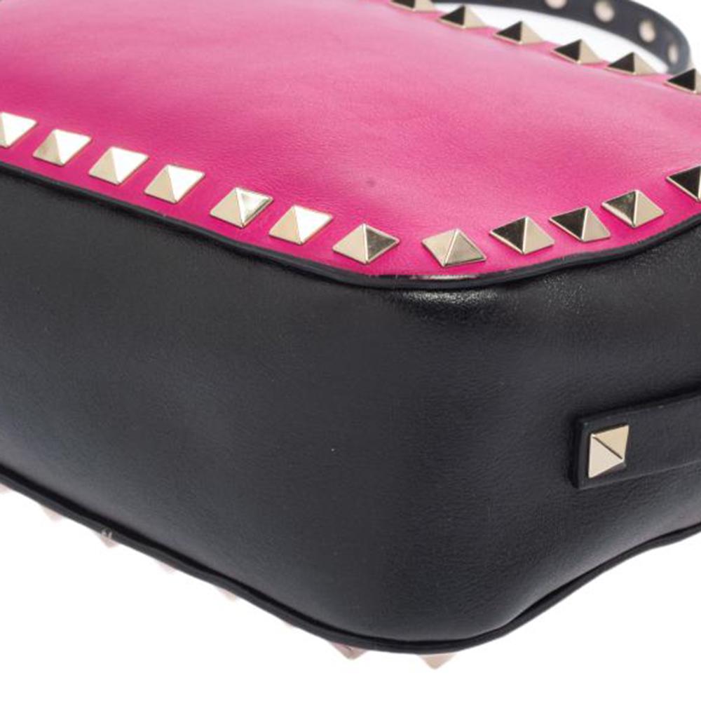 Valentino Pink/Black Leather Rockstud Camera Bag In Good Condition In Dubai, Al Qouz 2