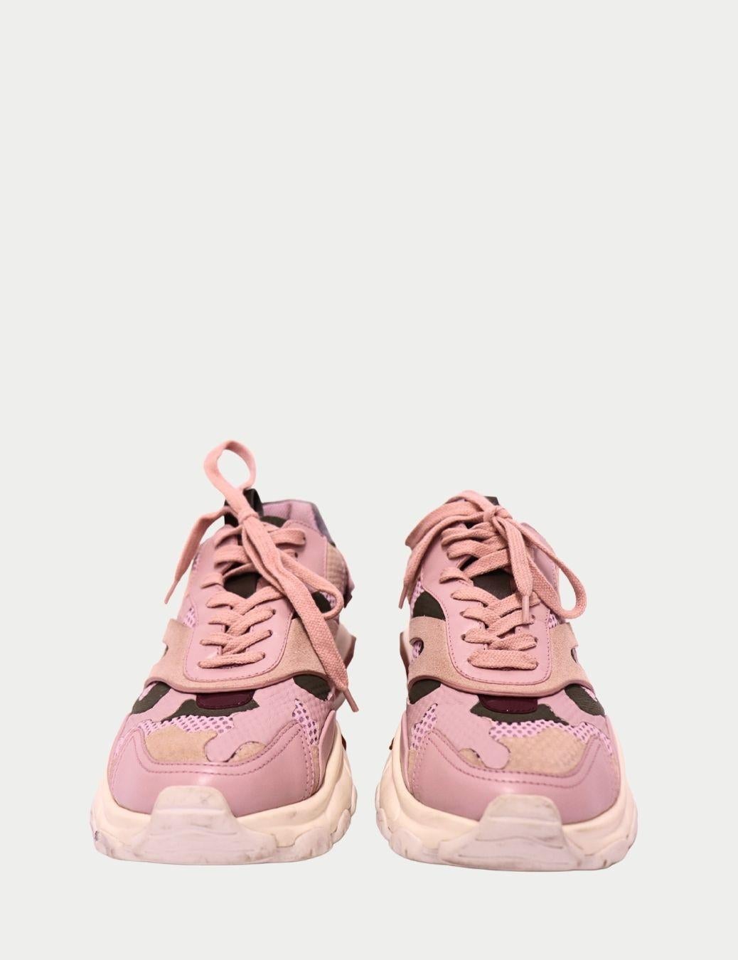 Valentino Garavani Pink Camo Bounce Sneakers - Zapatos de diseño seminuevos

Adéntrate en el estilo callejero de lujo con estas zapatillas Valentino Garavani Bounce, que presentan el diseño de camuflaje rosa característico de la marca y una