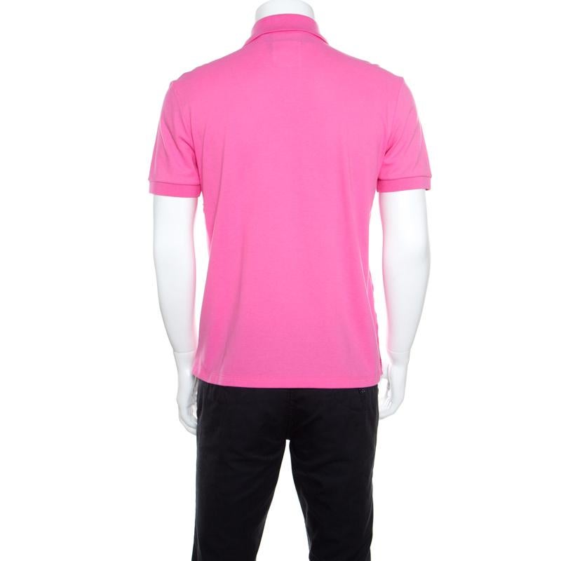 Step out in style and make an impression in this Polo T-shirt from Valentino. This pink T-shirt is made of 100% cotton and features a simple structured silhouette. It flaunts the classic Polo collars, front button fastenings, short sleeves and the