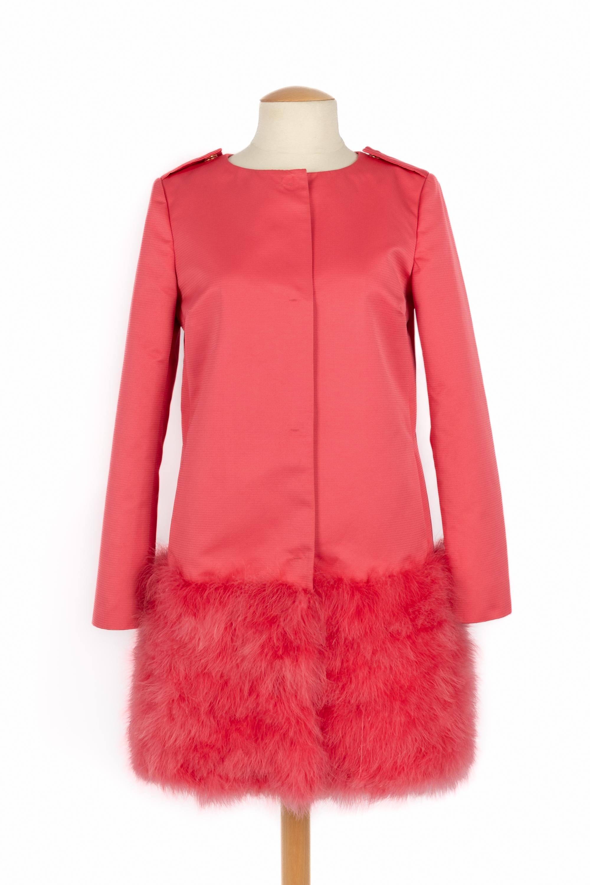 VALENTINO - (Made in Italy) Abrigo de largo medio de tejido rosa iridiscente. Fondo de abrigo de plumas de cigüeña de marabú rosa. No se indica la talla, se ajusta a una 34FR/36FR.

Estado:
Muy buen estado

Dimensiones:
Anchura de los hombros: 38 cm