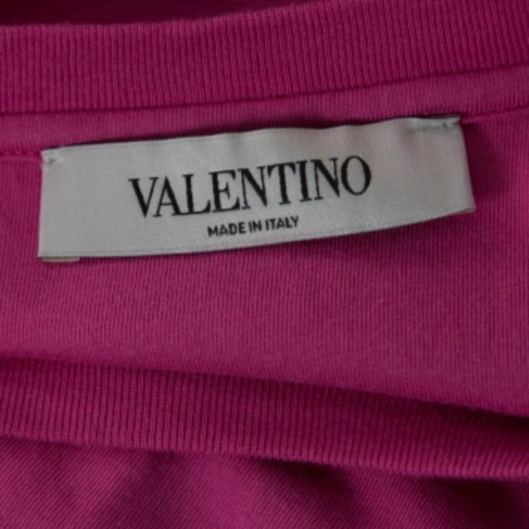 From the house of Valentino, this piece is the immaculate balance between simple and stylish. This gorgeous cotton T-shirt features a heart applique on the front and short sleeves.