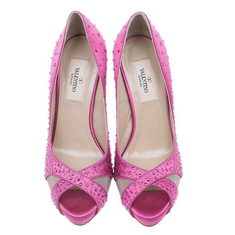 Stand tall and with a fabulous attitude in these Valentino platforms. Made from satin, they feature criss-crossing straps at the vamps and the pink color is complemented with tonal crystals embellished all over. The self-covered platforms and 12 cm