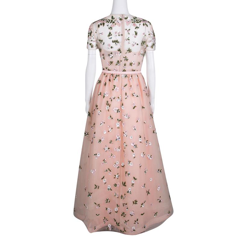 This Valentino gown cannot be more perfect as it is overflowing with exquisiteness. From its silhouette to its immaculate craftsmanship, the gown looks ready to give you a magical experience. Made from quality fabrics, it comes in a dreamy pink hue