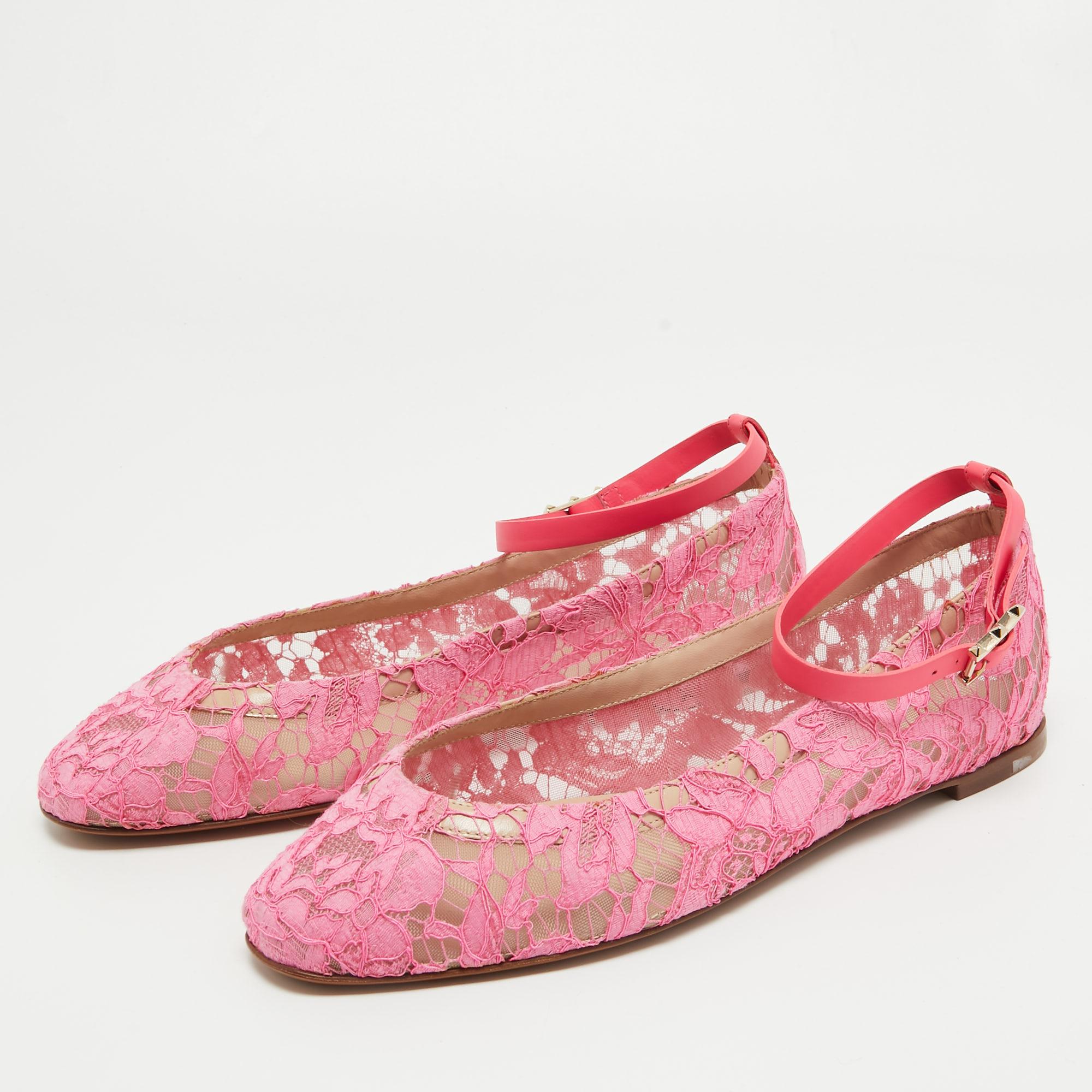 You'll feel like a princess by slipping into these ballet flats by Valentino. These pink flats are crafted in lace with leather edges and feature an intricate pattern all over. The pair comes with ankle straps and leather lined insoles. Pair these