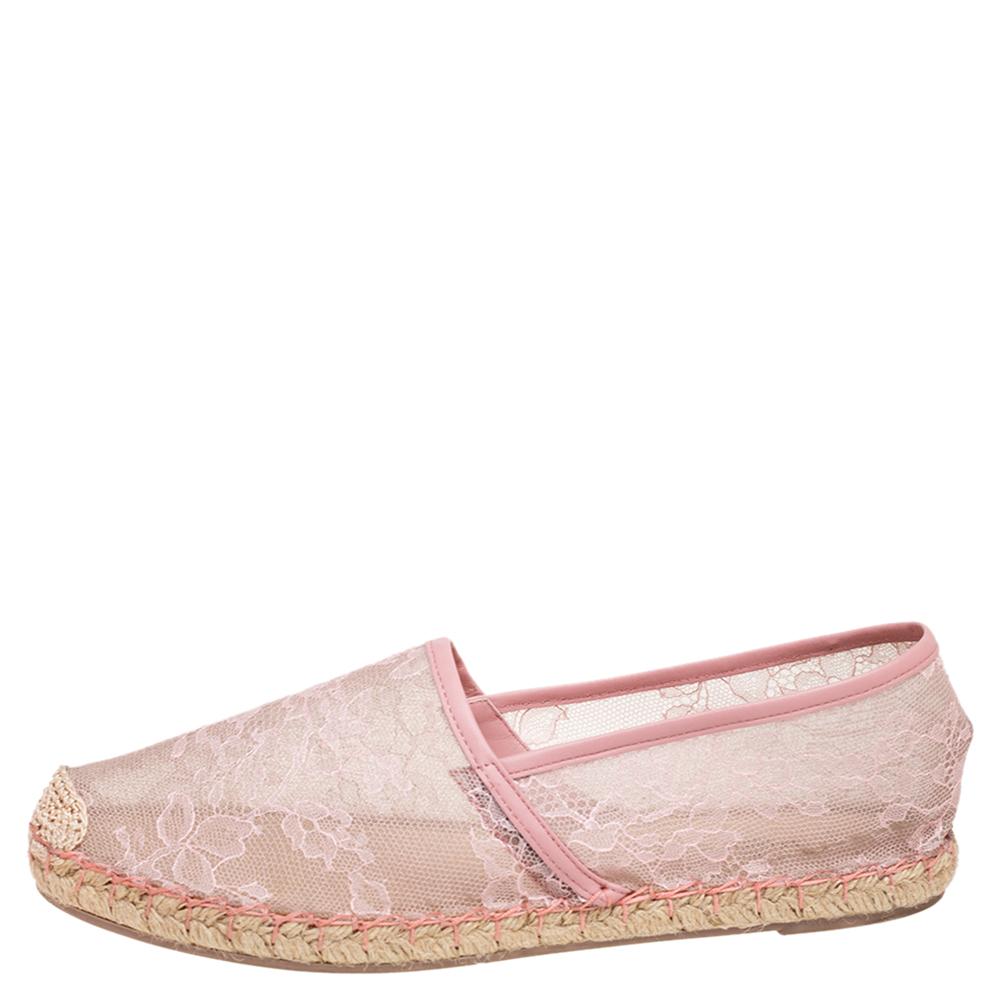 The Valentino flat espadrilles are magnificently crafted from lace with leather trims. The delicate pink lace lends a luxurious, super-feminine touch to your outfit. Comfortable yet beautiful, these espadrilles are perfect to go from day to