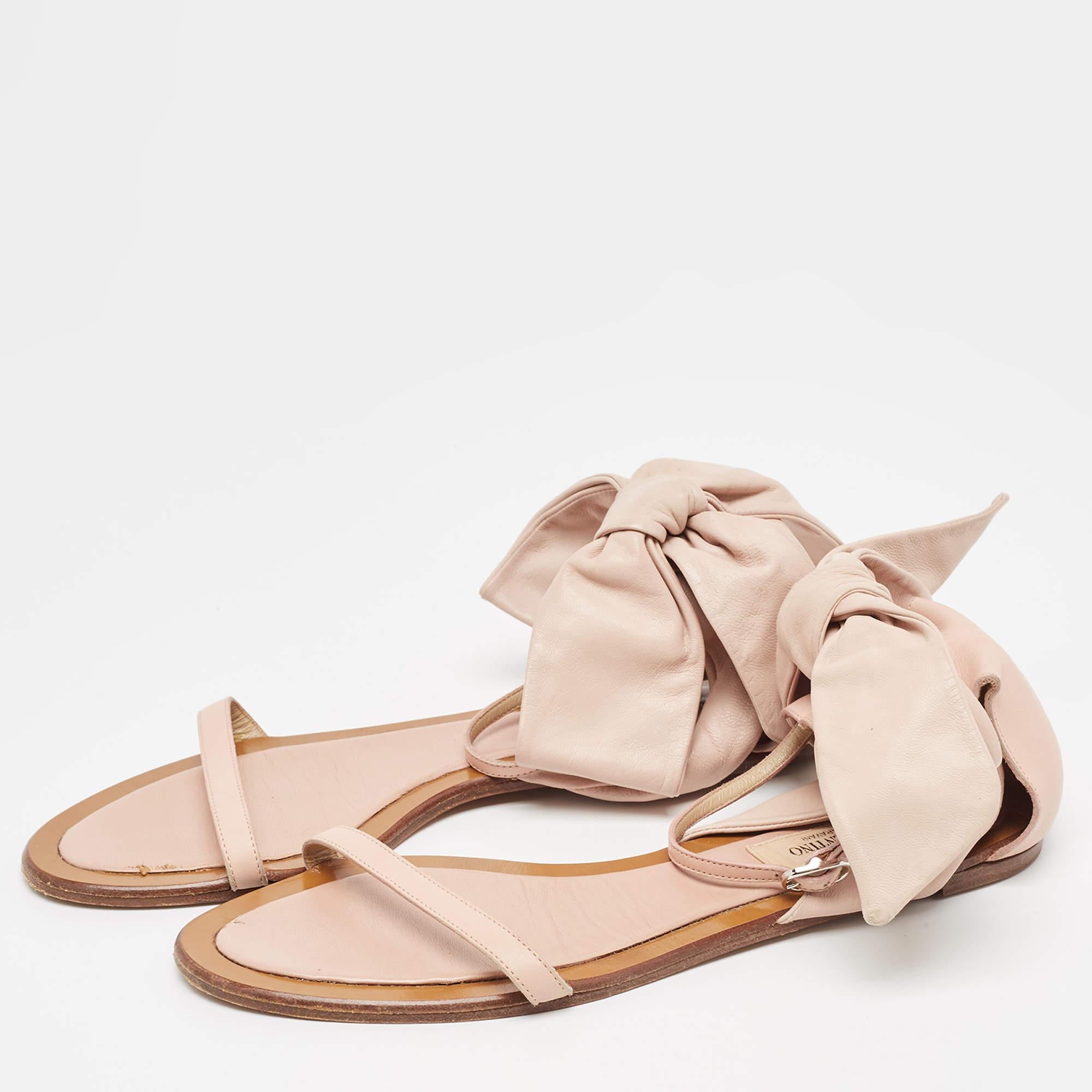 Valentino Pink Leather Leather Ankle Strap Flat Sandals Size 38 In Good Condition For Sale In Dubai, Al Qouz 2