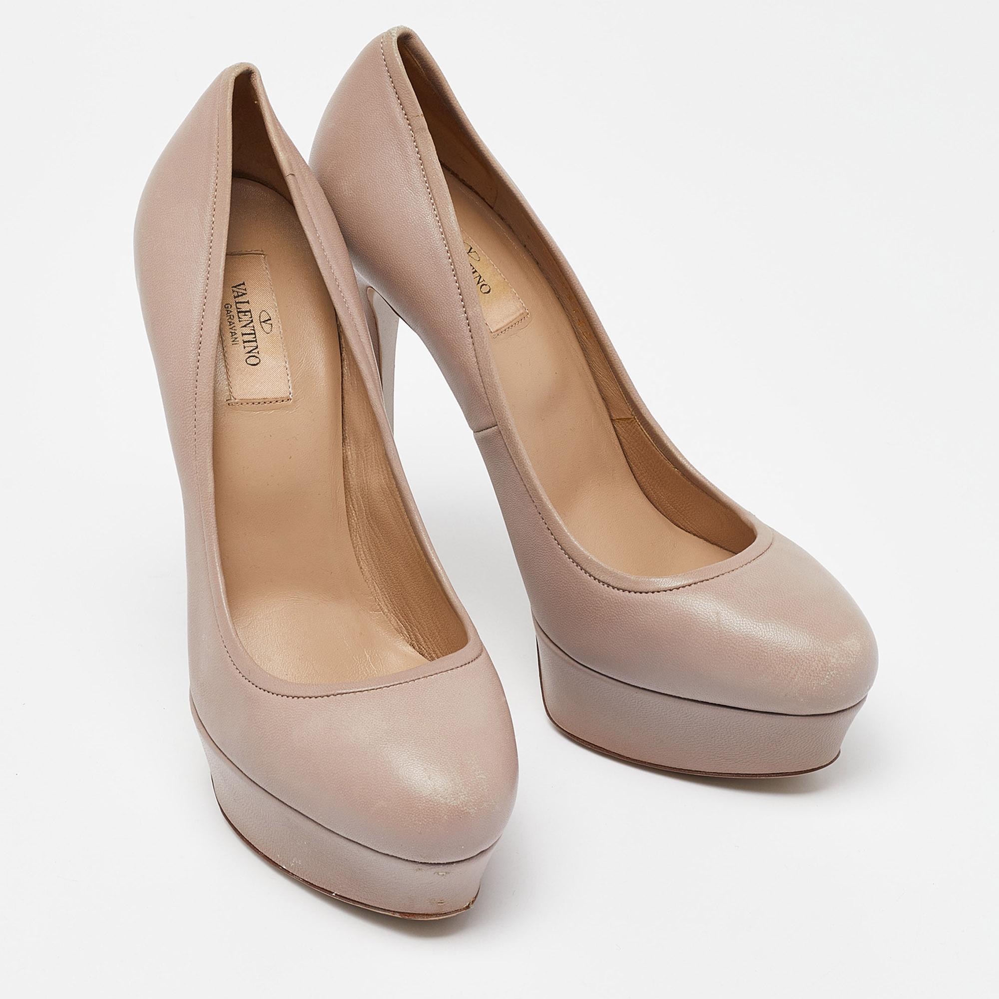 Valentino Pink Leather Platform Round Toe Pumps Size 40 In Excellent Condition For Sale In Dubai, Al Qouz 2