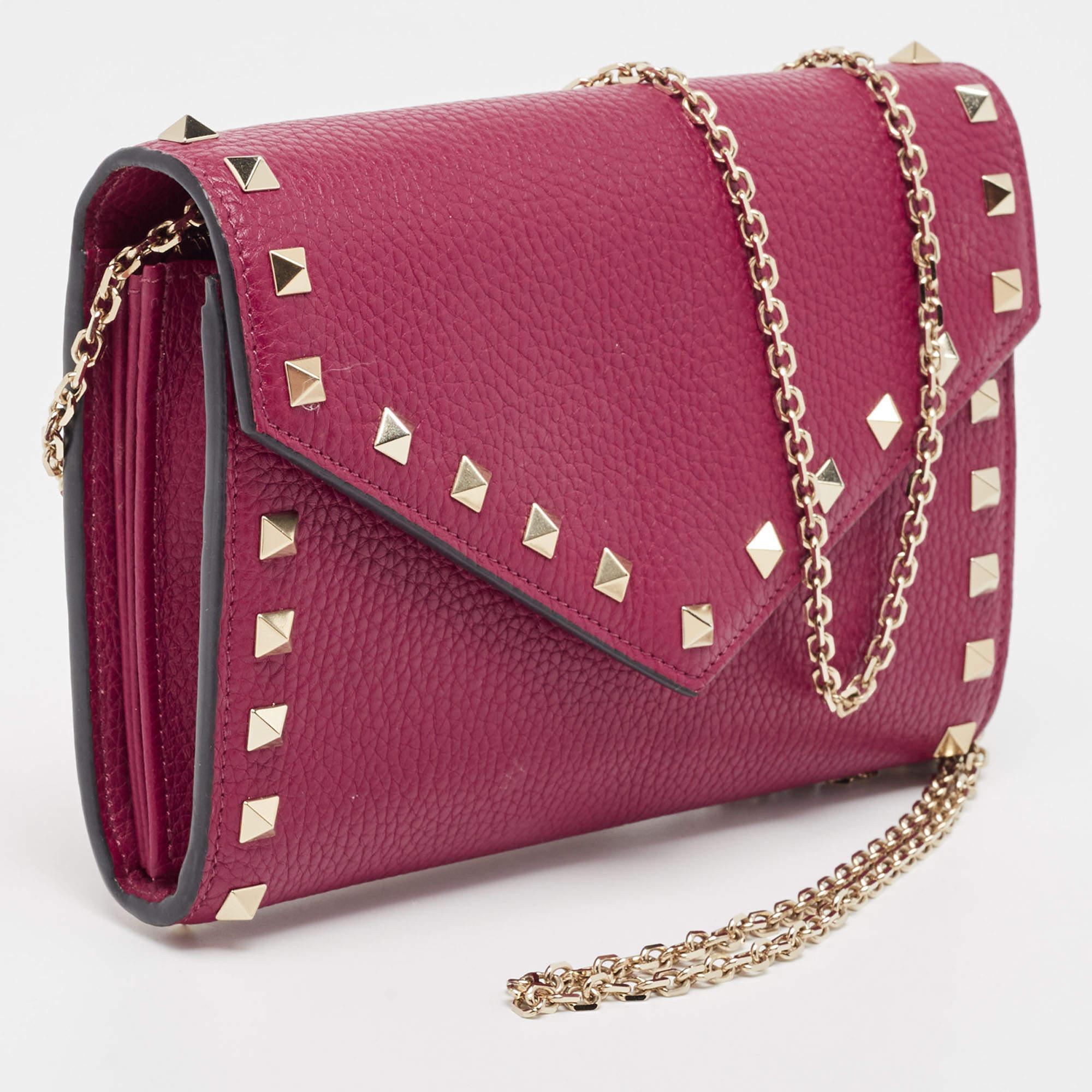 Valentino Pink Leather Rockstud Envelope Wallet on Chain In Excellent Condition For Sale In Dubai, Al Qouz 2