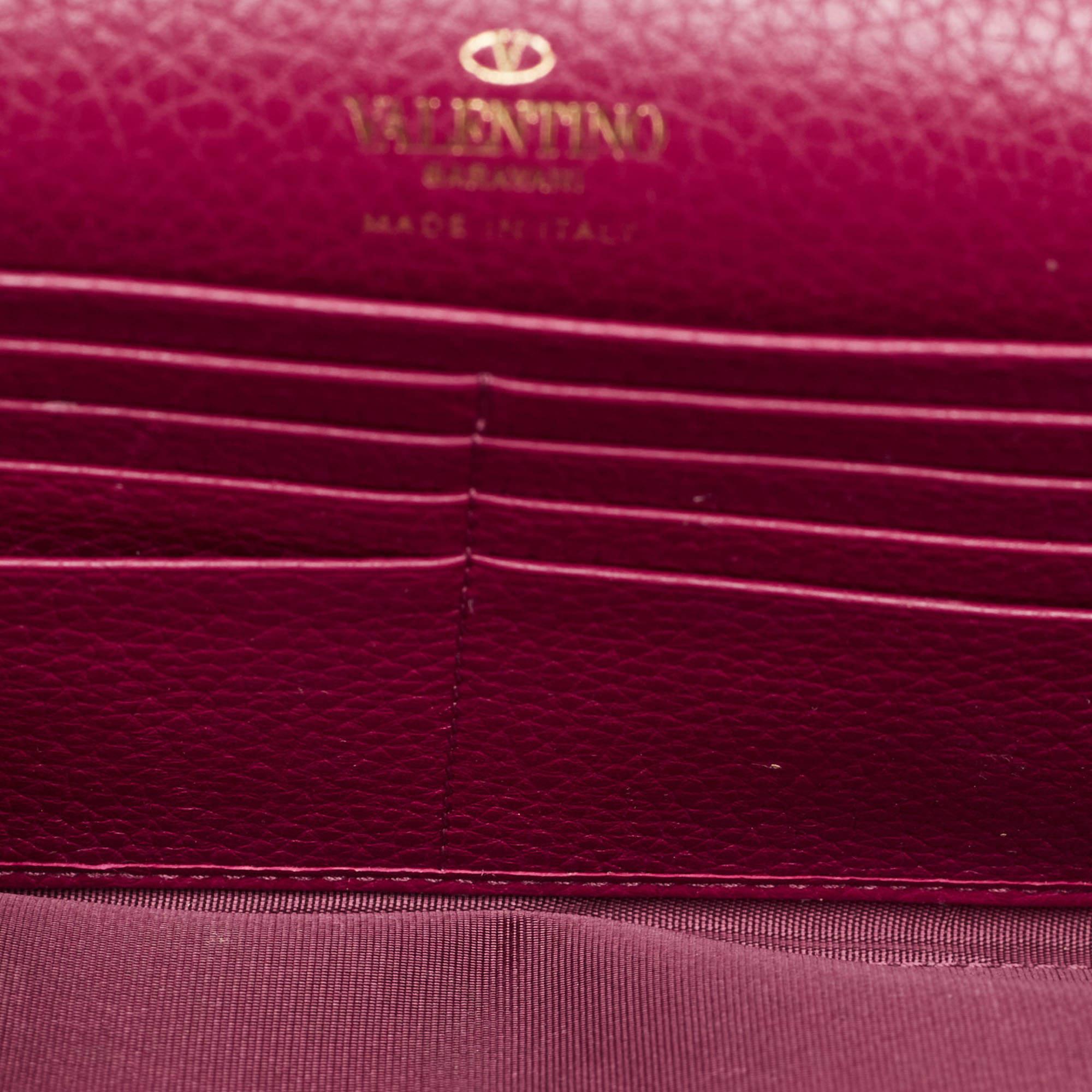 Valentino Rosa Leder Rockstud Umschlag Brieftasche auf Kette im Angebot 1