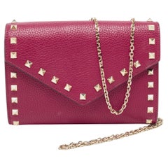 Valentino Cartera sobre Rockstud de piel rosa con cadena