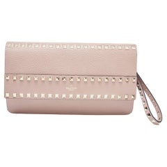 Valentino Rosa Leder-Clutch mit Nieten und Klappe für das Handgelenk