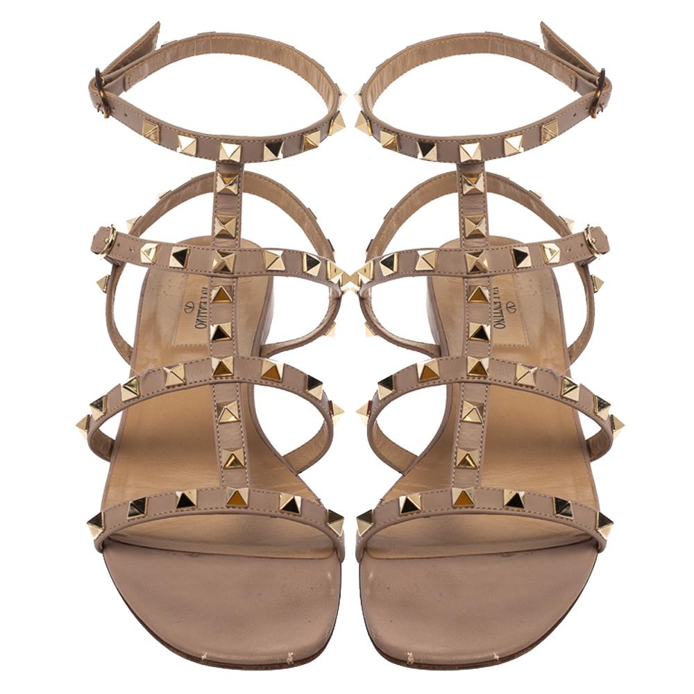 These instantly-recognizable sandals by Valentino come with a strappy layout adorned with the label's signature Rockstuds. The edgy yet feminine design of the sandals will lend a stylish look to your feet. Secured by ankle straps, they feature open