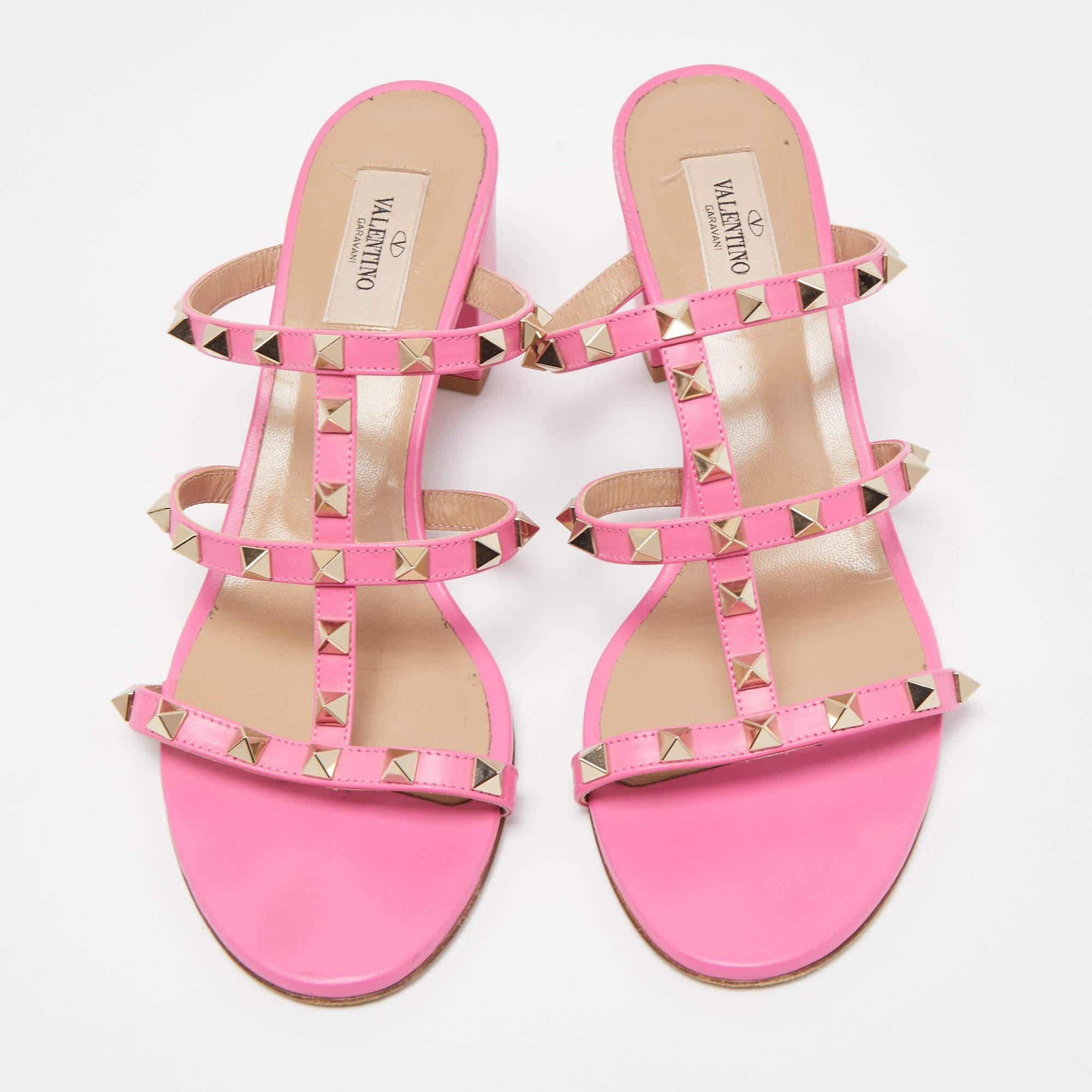 These sandals are chic and contemporary. Crafted from premium materials, these shoes will luxuriously frame your feet and will fill your day with bold steps.

