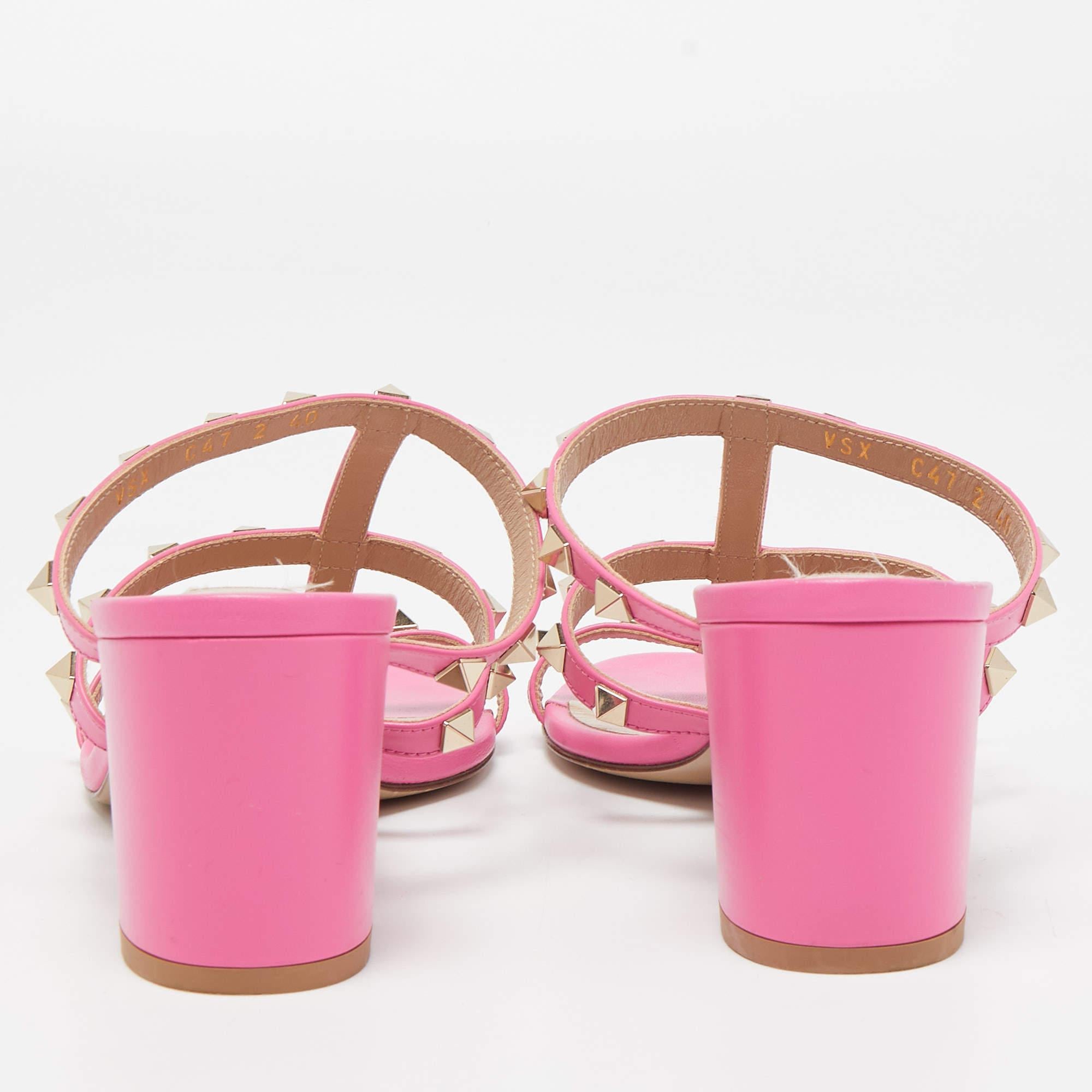 Valentino Pink Leather Rockstud Slide Sandals Size 40 In Good Condition In Dubai, Al Qouz 2