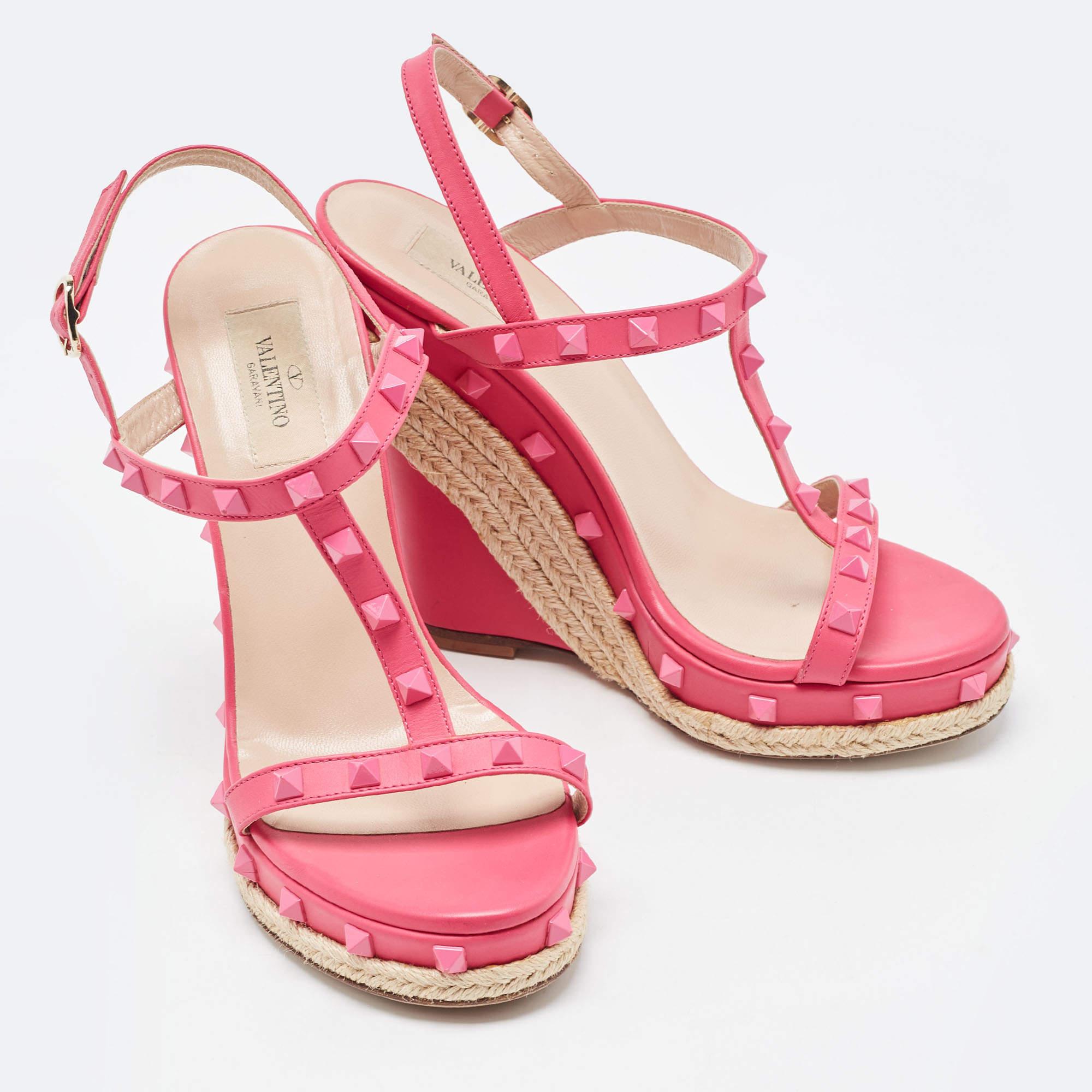 The house of Valentino brings forth a classy design with this pair of sandals. Designed with care using a cute shade of pink leather, these shoes can be paired with your ensembles for a look of stylish grace. The look of these T-strap sandals is