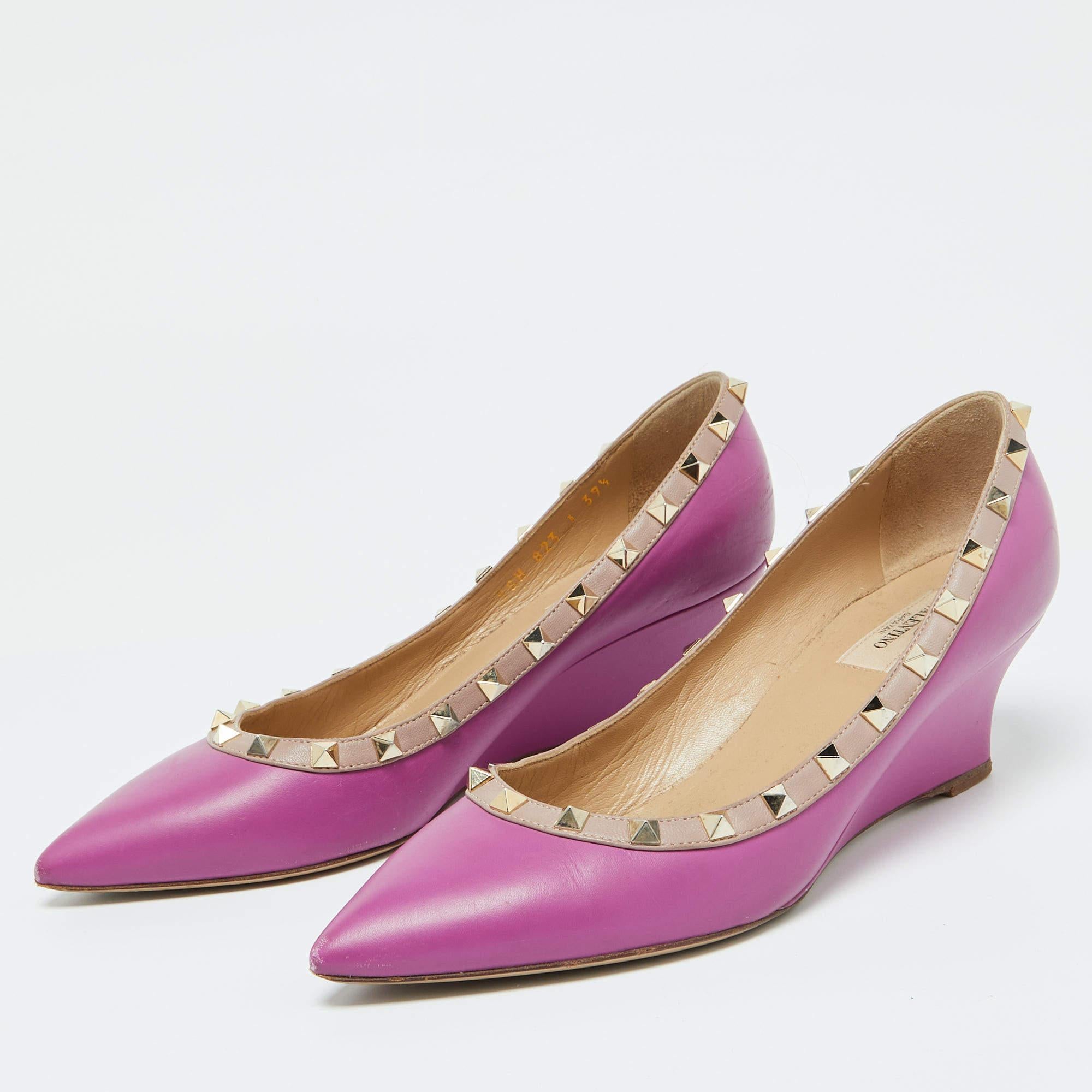 La tradición de excelencia de la casa de moda, unida a la sensibilidad del diseño moderno, hacen de estos zapatos de salón rosas de Valentino una elección fabulosa. Te ayudarán a conseguir un look chic con facilidad.
