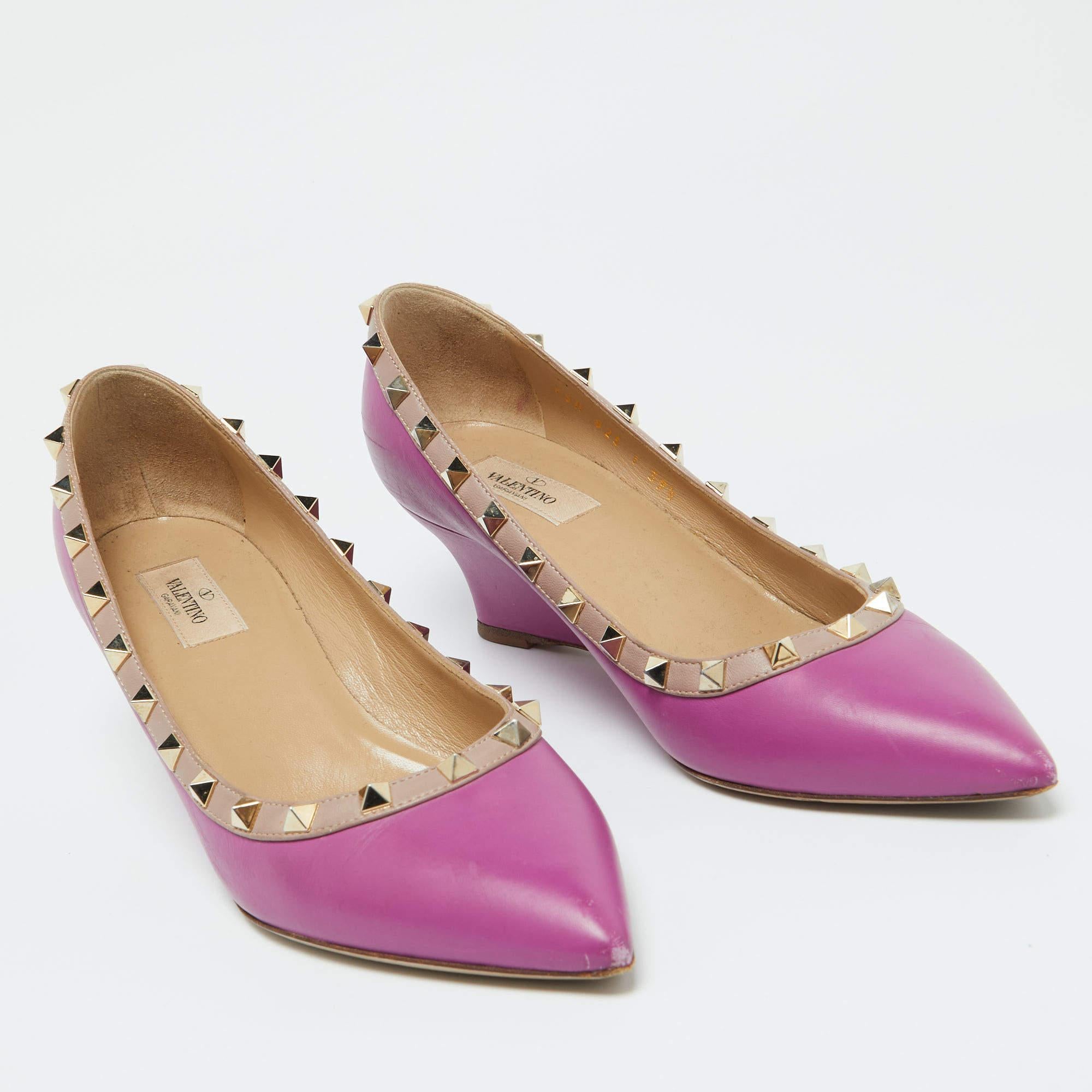 Bombas de cuña Rockstud de piel rosa Valentino talla 39.5 en Bastante bueno Estado en Dubai, Al Qouz 2