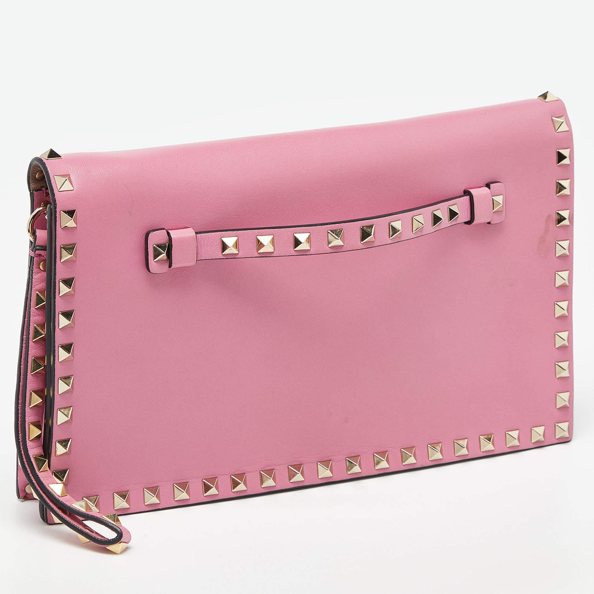 Valentino Pink Leather Rockstud Wristlet Clutch In Good Condition In Dubai, Al Qouz 2