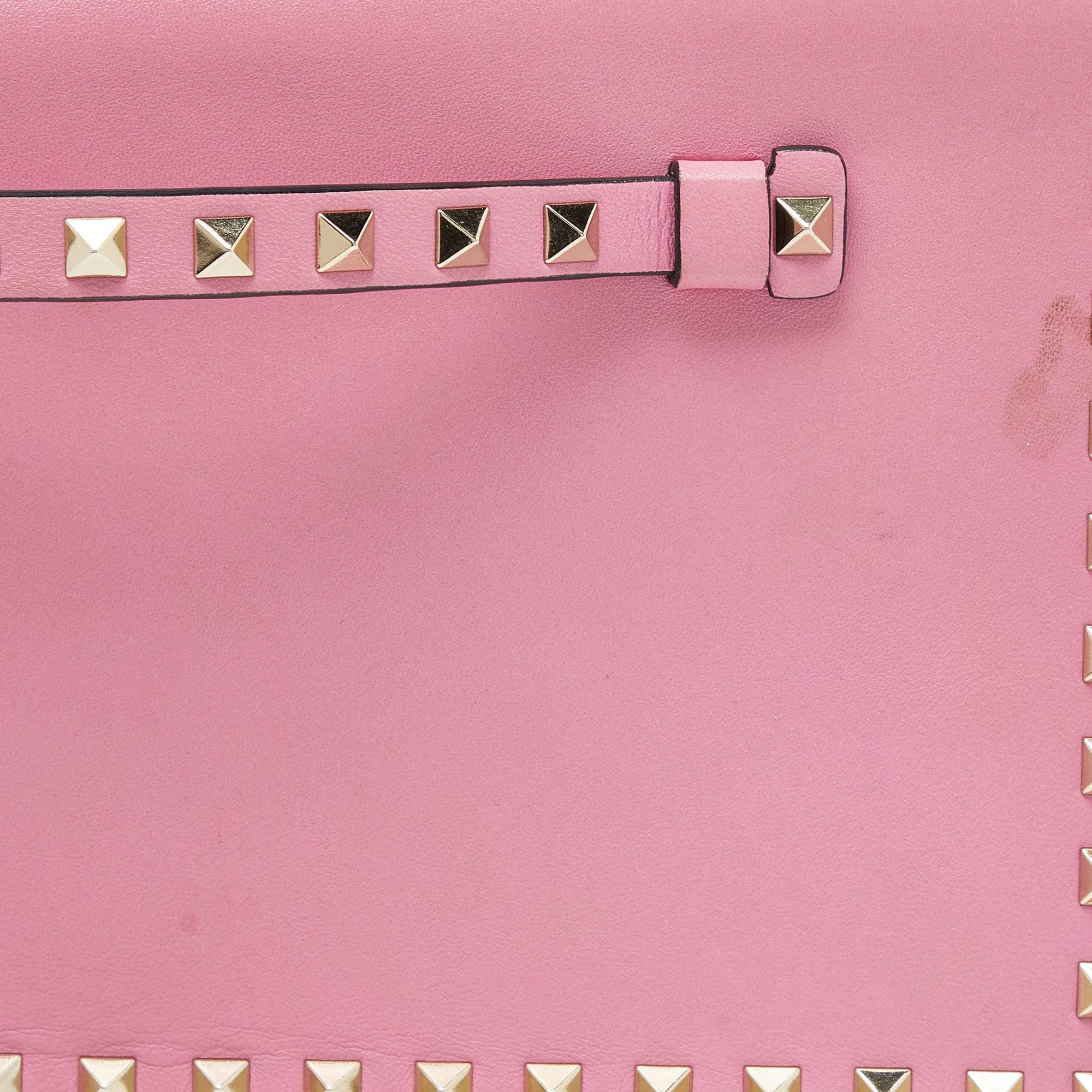 Valentino Pink Leather Rockstud Wristlet Clutch In Good Condition In Dubai, Al Qouz 2