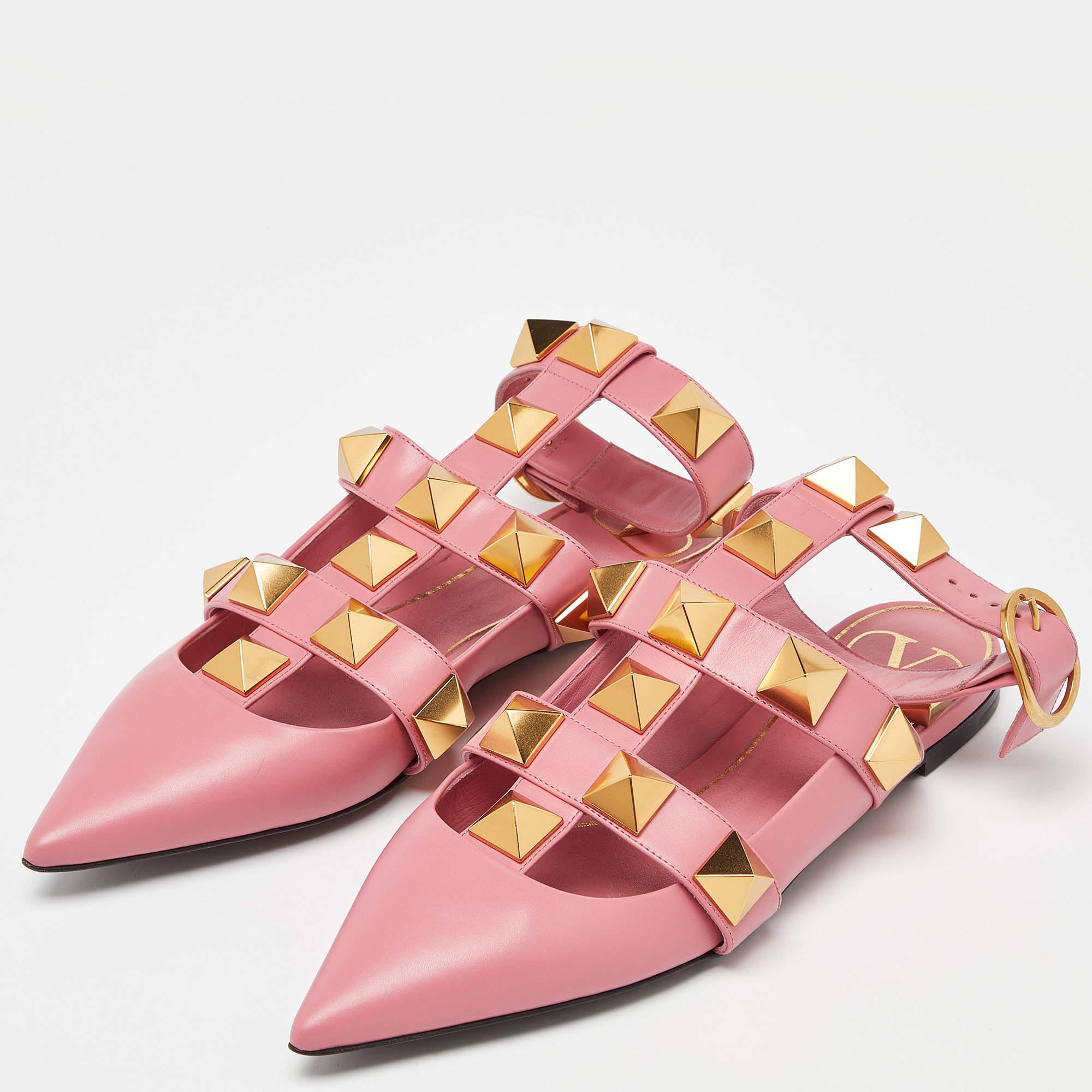 These sandals will frame your feet in an elegant manner. Crafted from quality materials they display a classy design and comfortable insoles.
