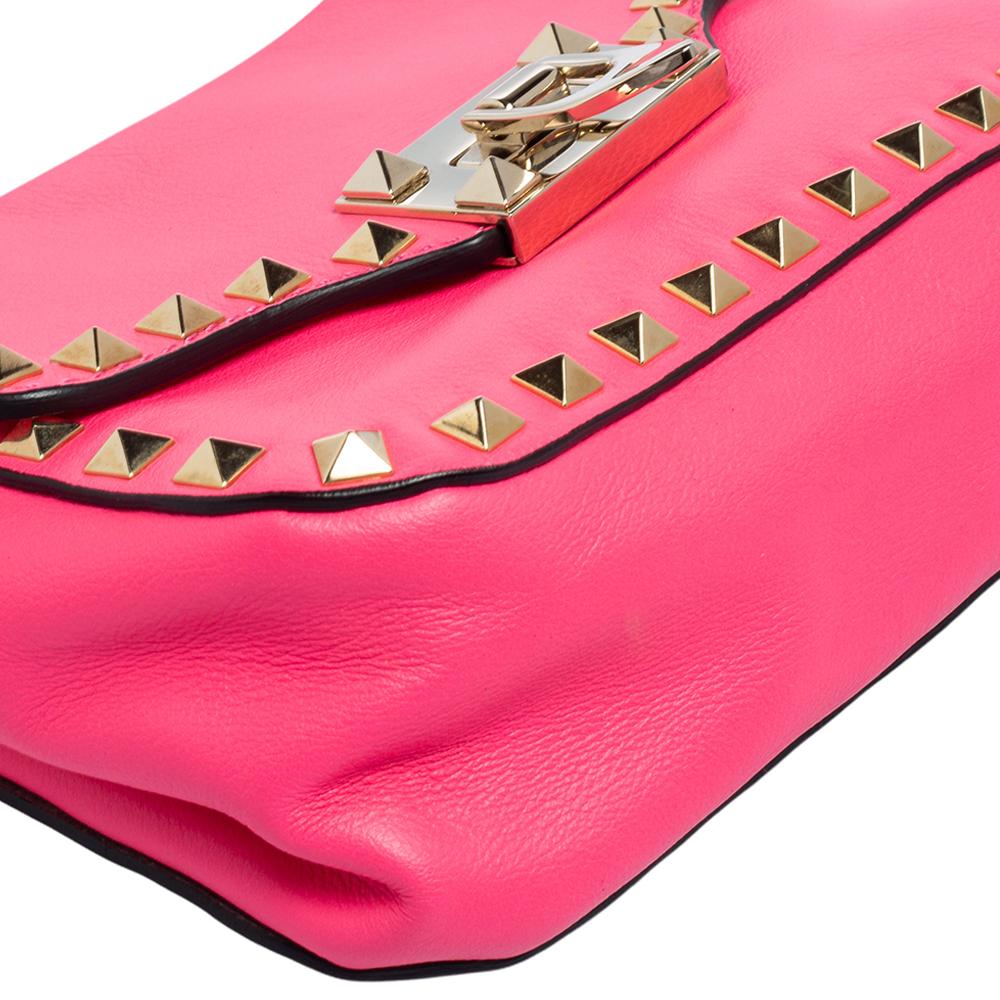 Expertly designed in a pink leather body, this Rockstud crossbody bag comes with Rockstud embellishments and a flap secured with a gold-tone flip fastening. It comes with an embellished strap that adds to the charm of the bag.

Includes: Original