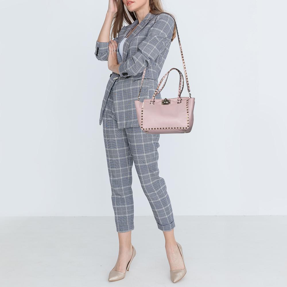 Bolso trapecio pequeño Rockstud de piel rosa de Valentino Beige