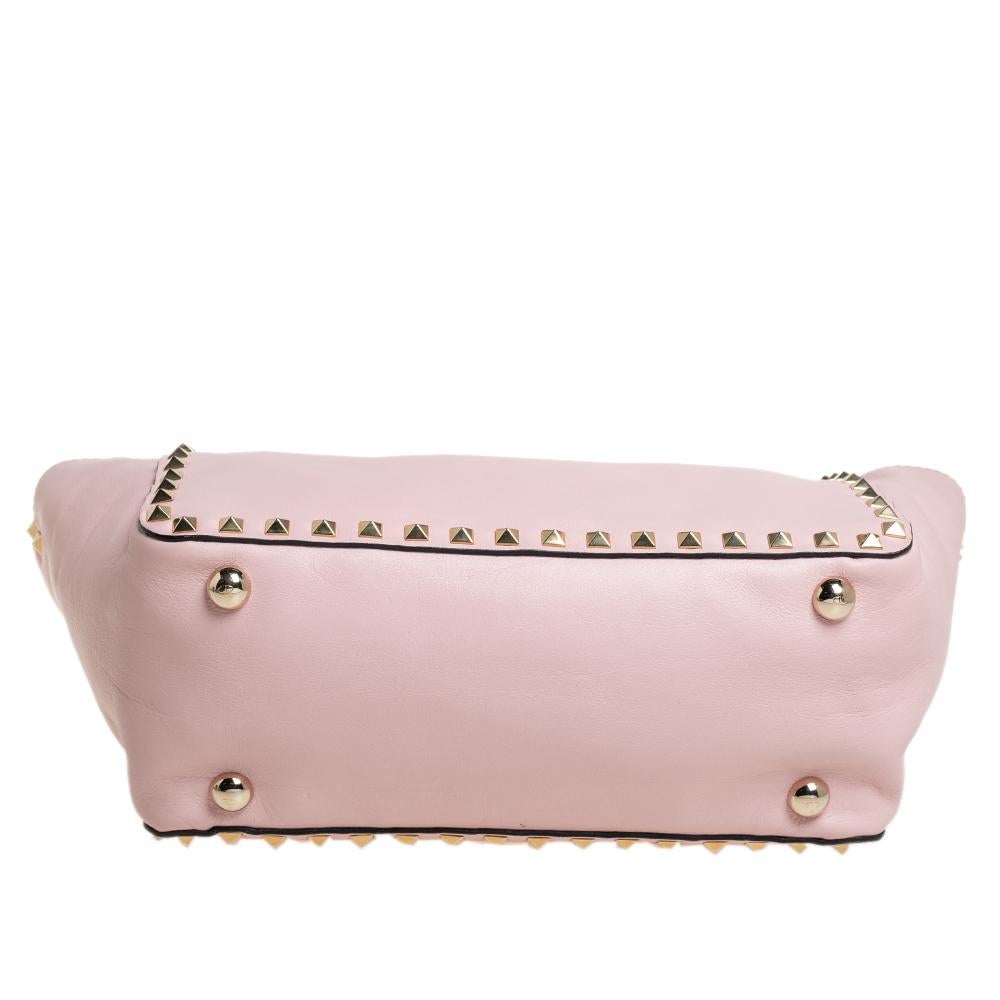 De las mujeres Bolso trapecio pequeño Rockstud de piel rosa de Valentino