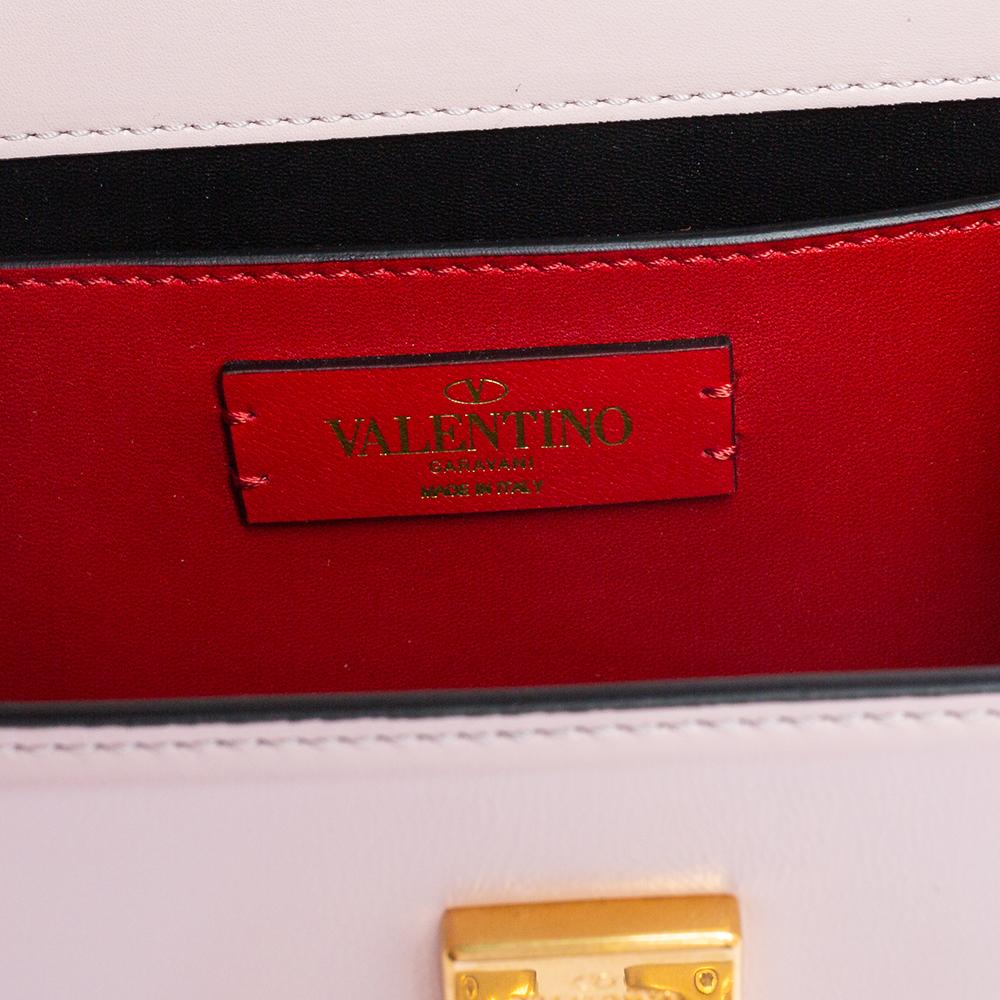 The house of Valentino presents this exquisitely designed bag to take care of your everyday woes. Crafted from leather into a structured silhouette, the bag has the V logo on the front, a well-lined interior for your essentials, and a shoulder