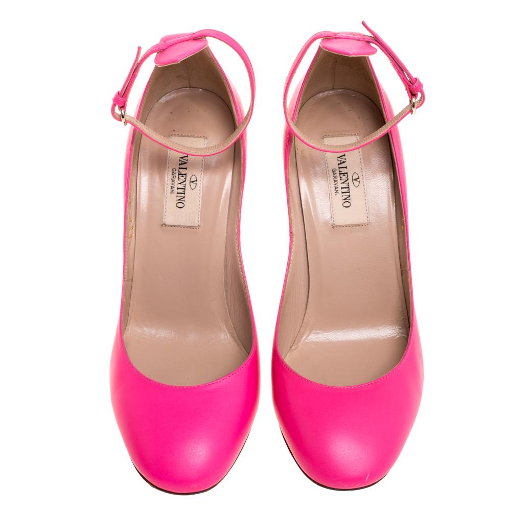 These elegant Valentino pumps will be your favorite go-to option for any special occasion. They have been crafted from leather and flaunt a pink shade. These pumps are styled with almond toes, buckled ankle straps, and 10 cm block heels. These